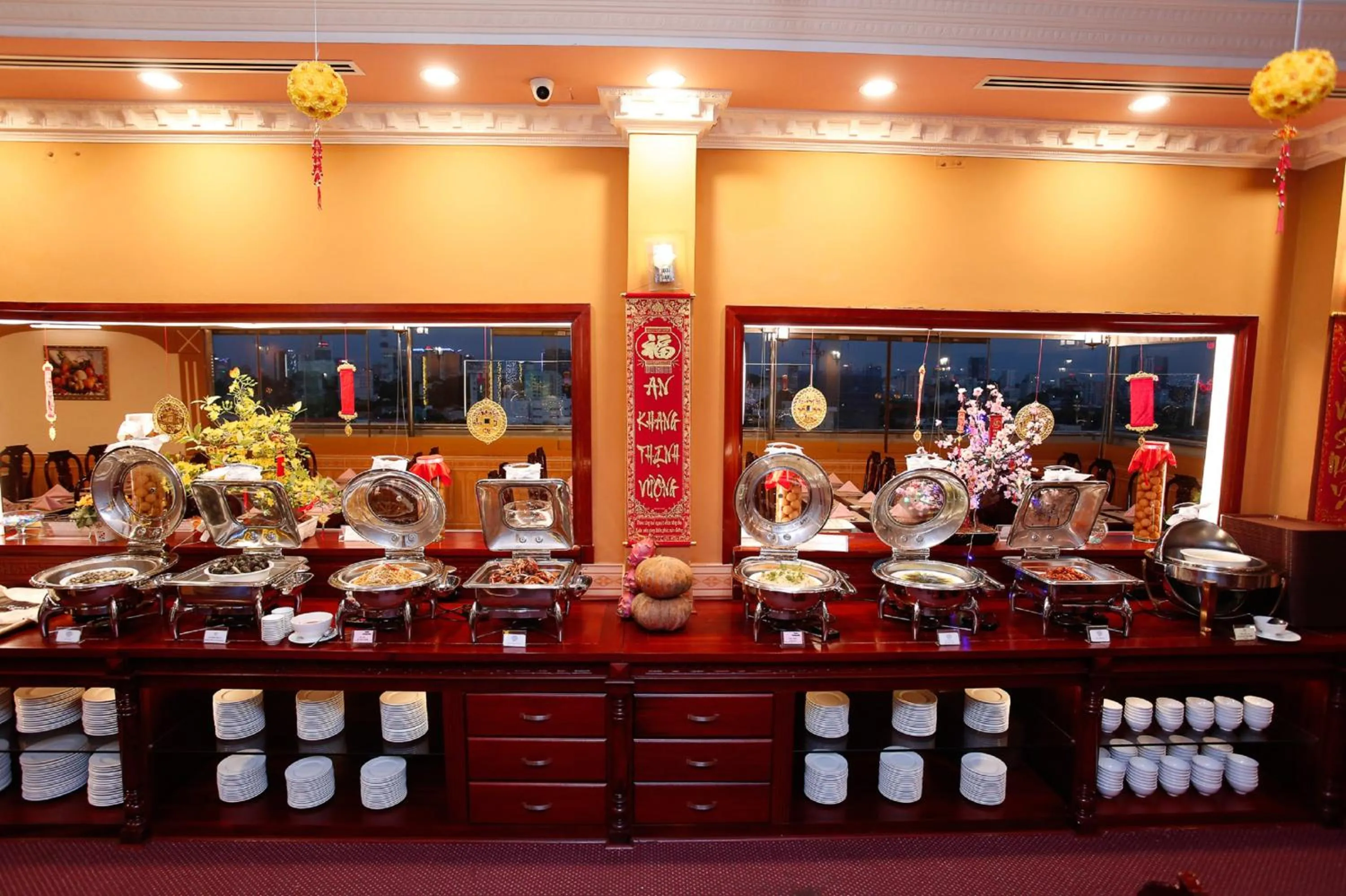 Restaurant/places to eat in New Pacific Hotel