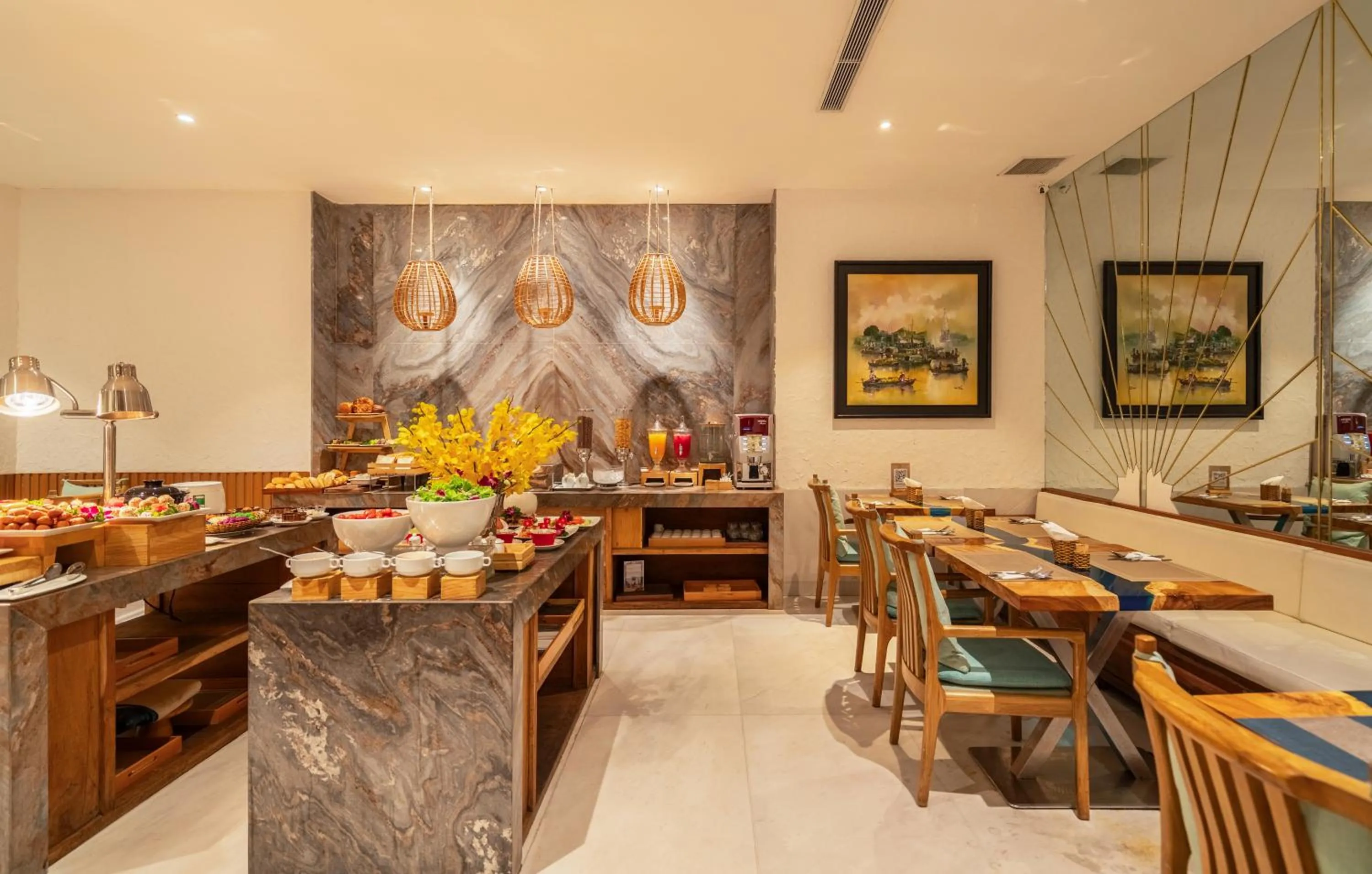 Restaurant/places to eat in A&EM Art Hotel