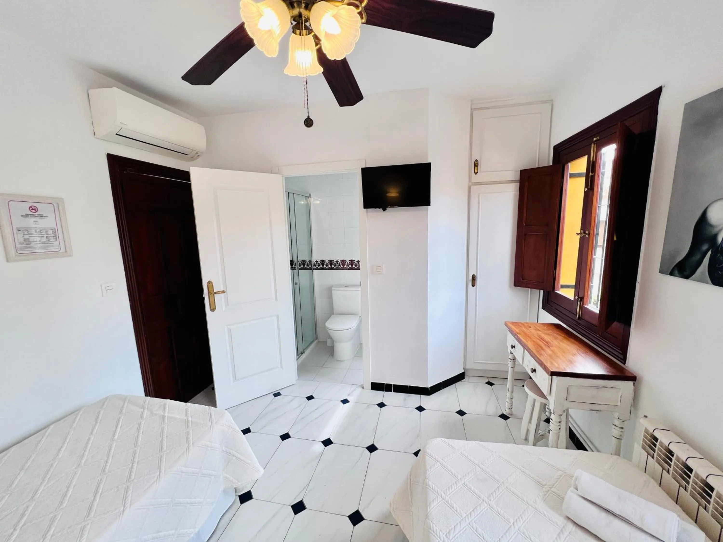 Bathroom, Bed in Hotelito Suecia