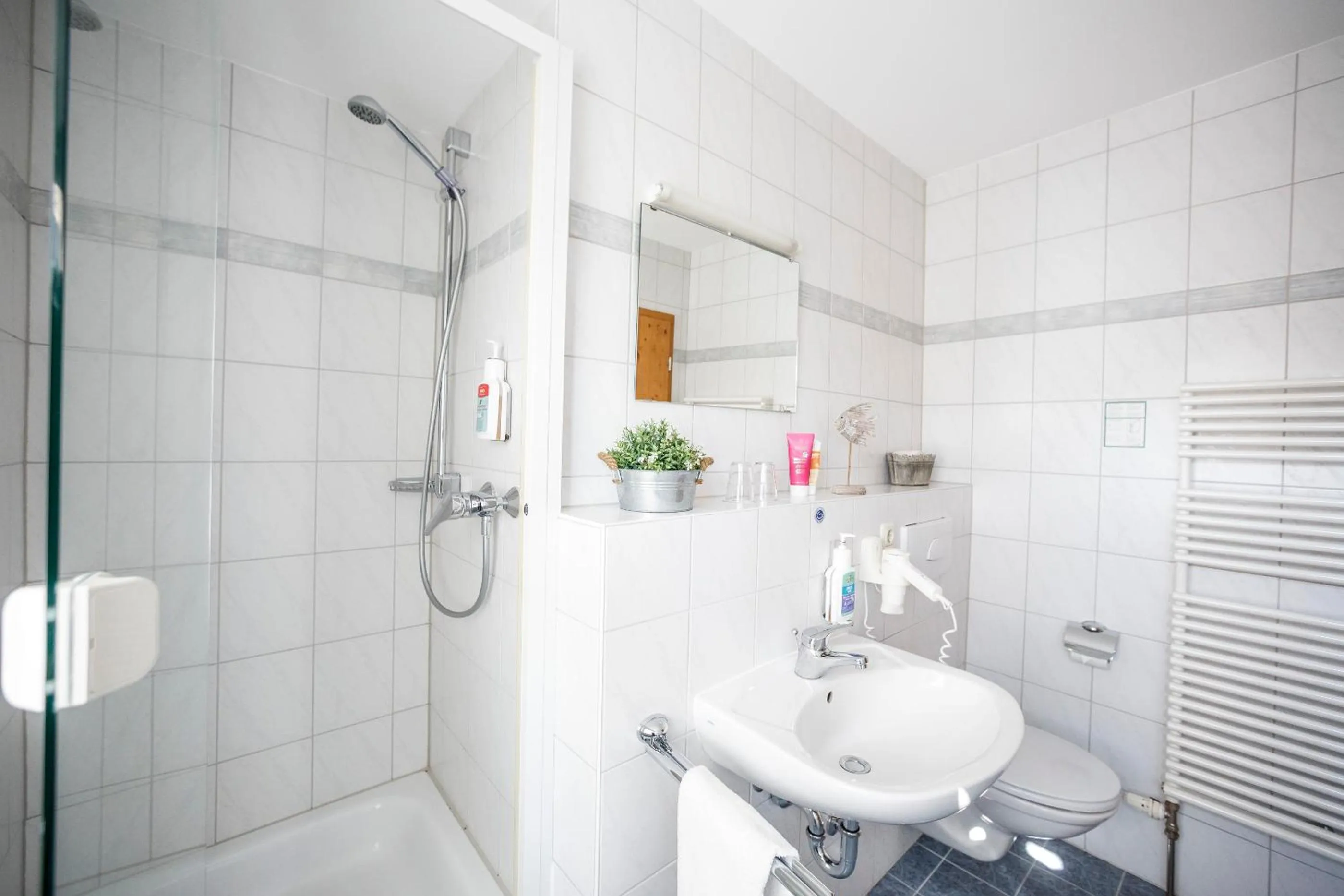 Shower in Il Plonner - Hotel Restaurant Biergarten