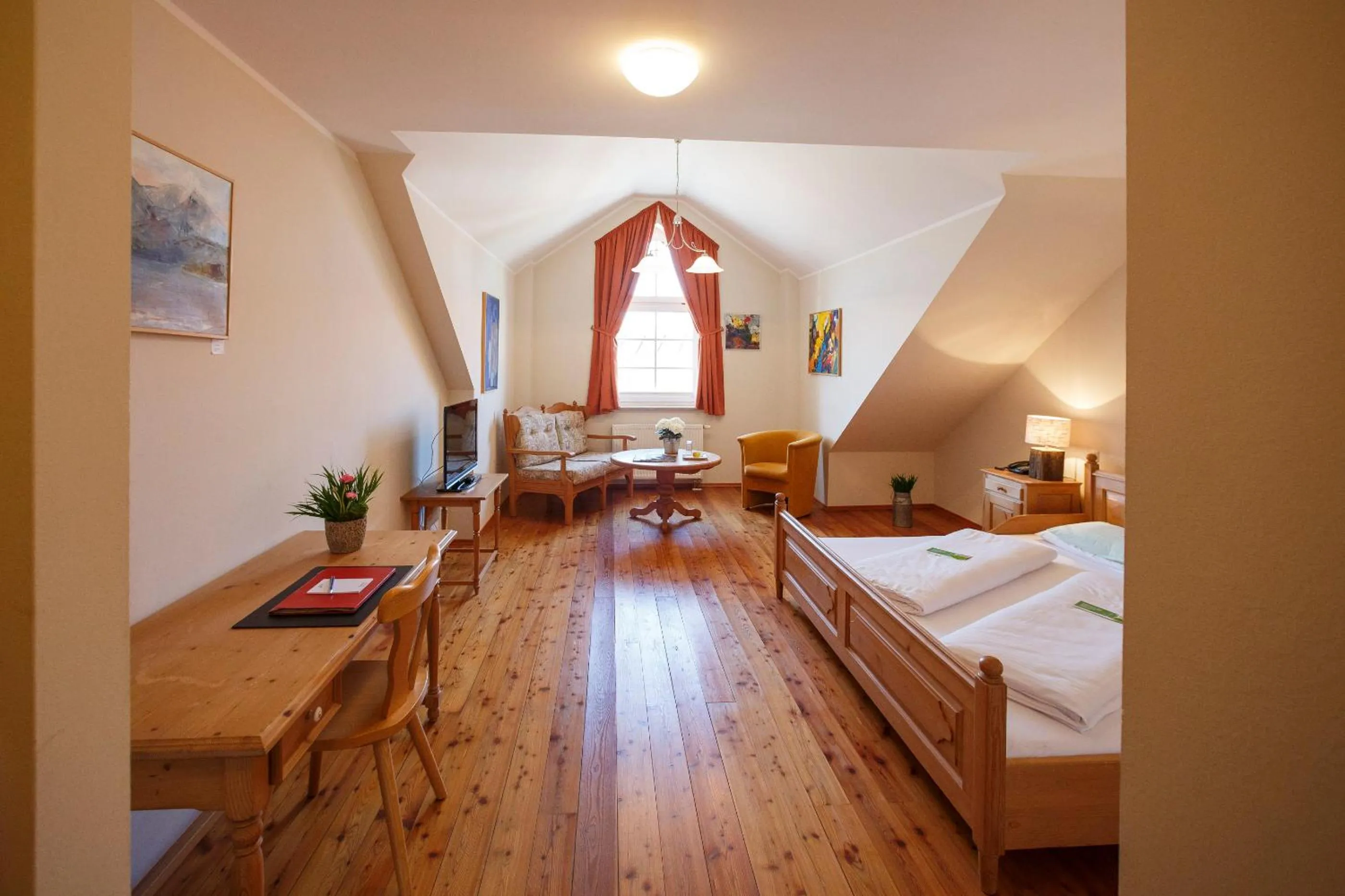 Photo of the whole room, Bed in Il Plonner - Hotel Restaurant Biergarten