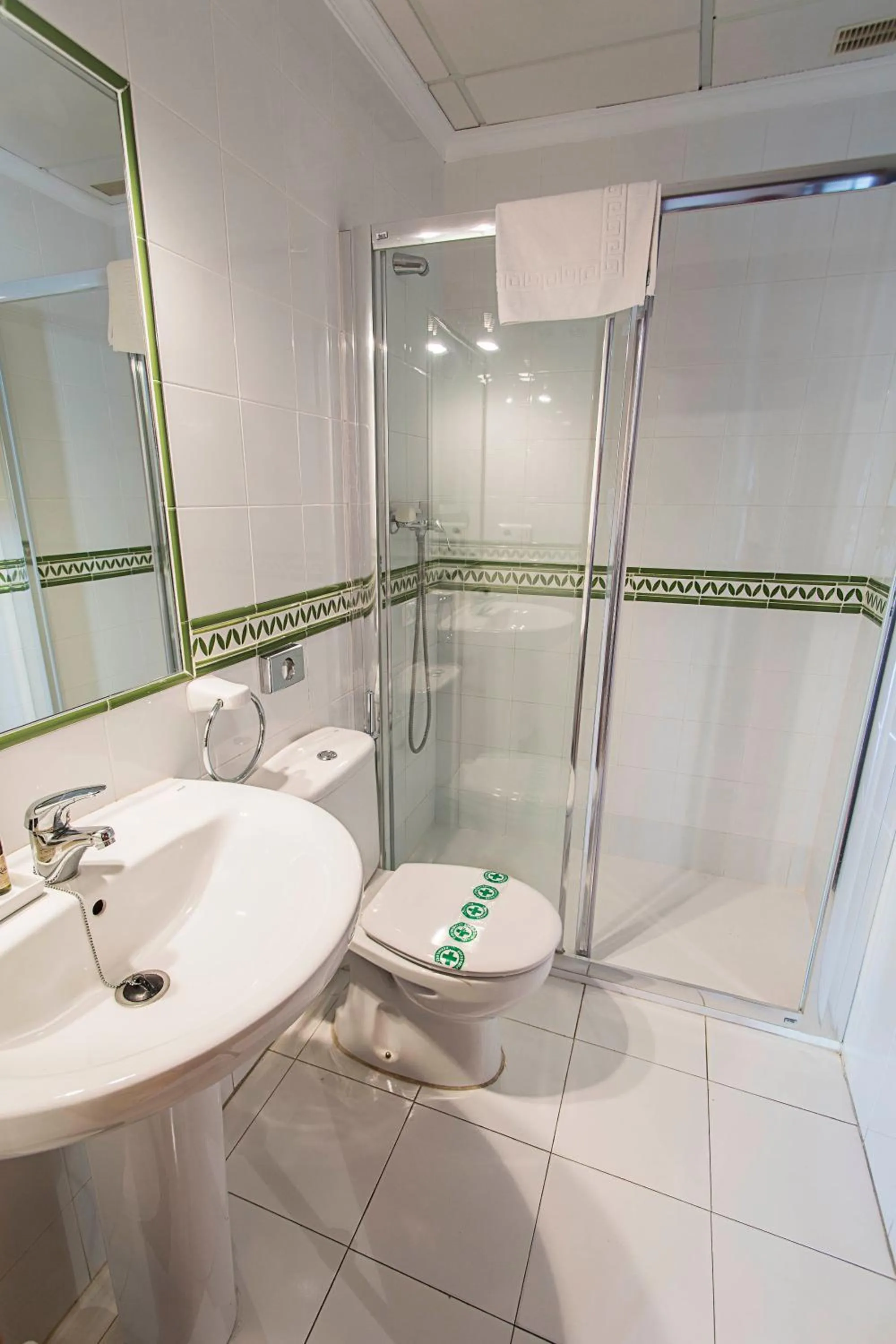 Shower in Hostal Marissal by Dorobe