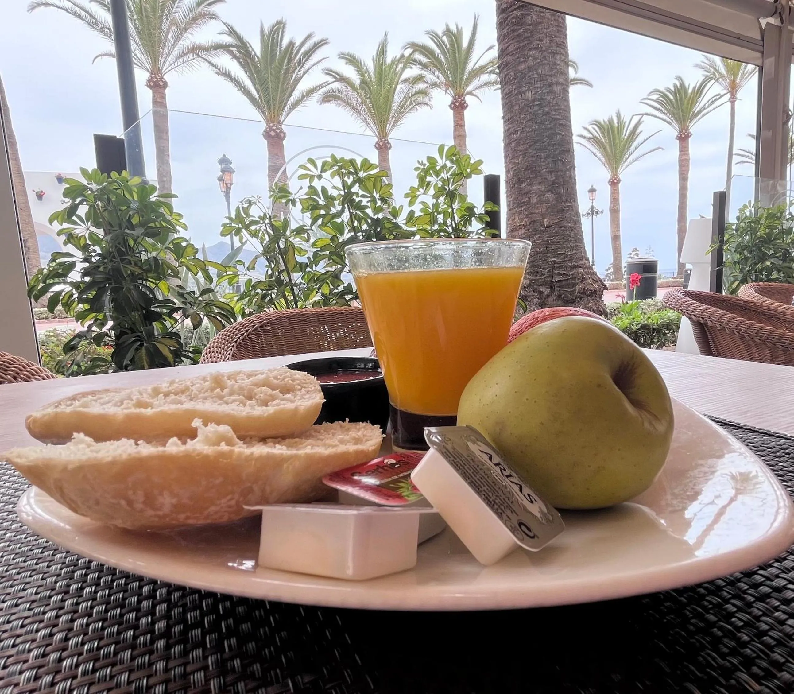 Restaurant/places to eat in Hostal Marissal by Dorobe