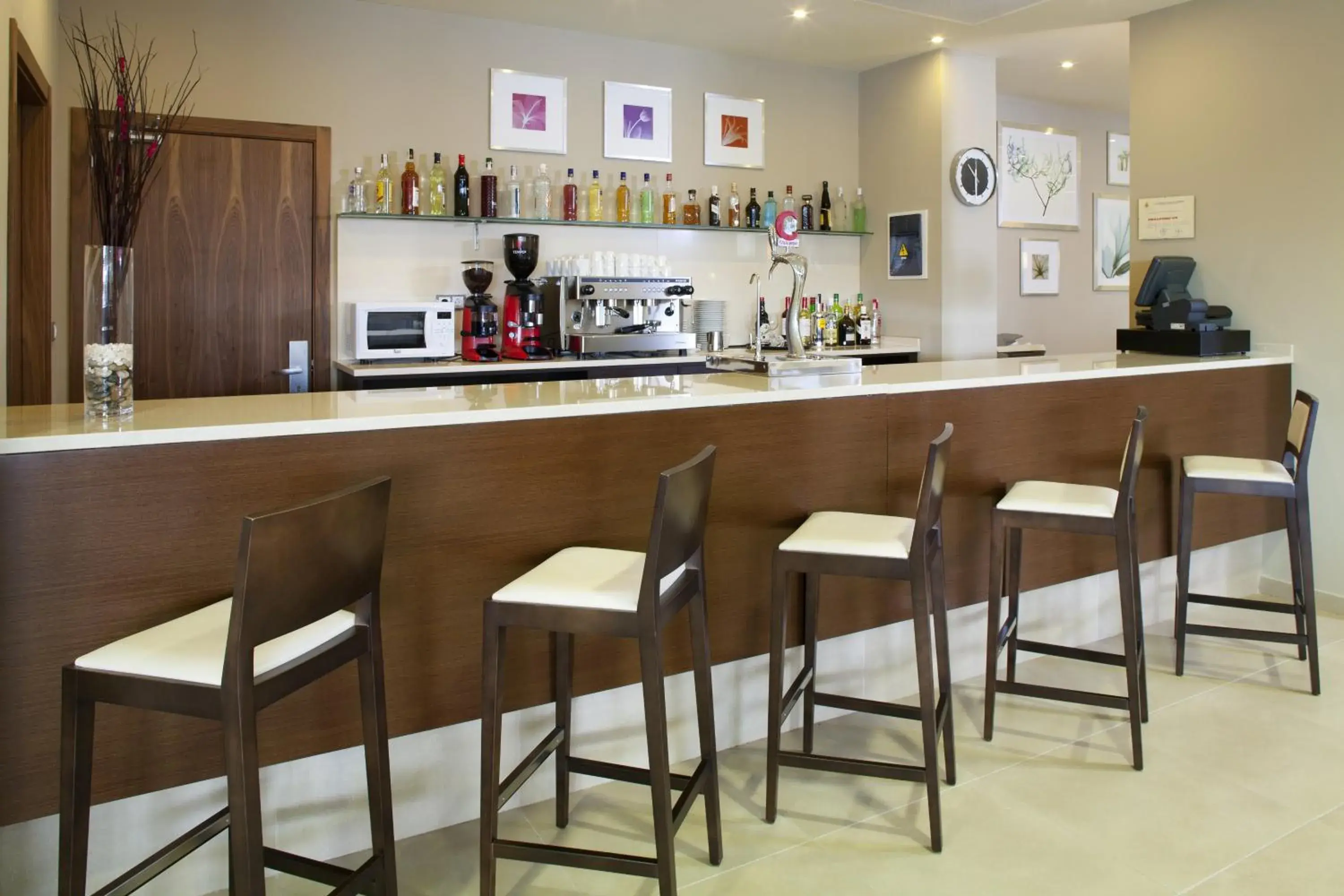 Lounge or bar in Holiday Inn Express Campo de Gibraltar-Barrios by IHG Lounge or bar in Holiday Inn Express Campo de Gibraltar-Barrios by IHG