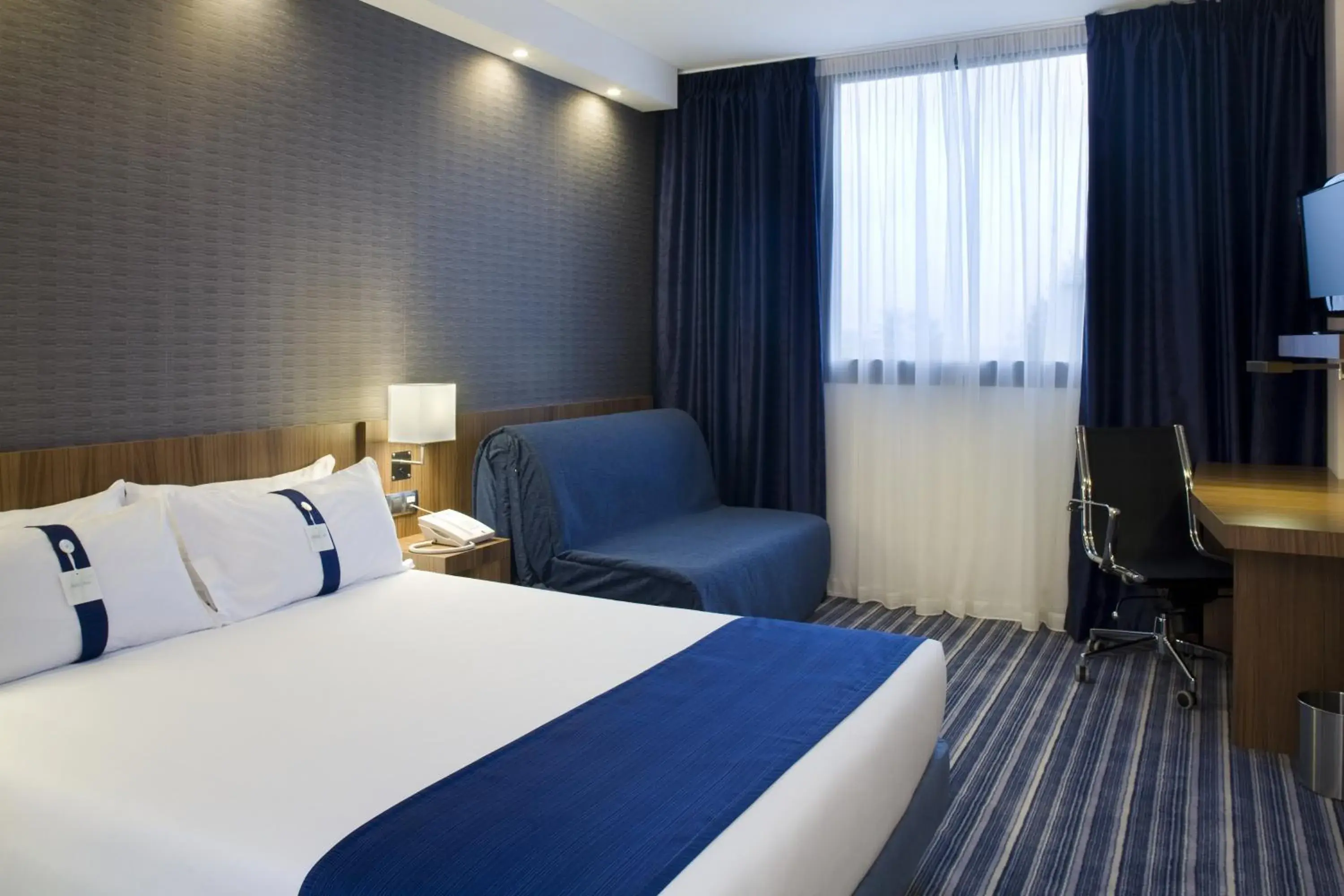 Photo of the whole room, Bed in Holiday Inn Express Campo de Gibraltar-Barrios by IHG Photo of the whole room, Bed in Holiday Inn Express Campo de Gibraltar-Barrios by IHG