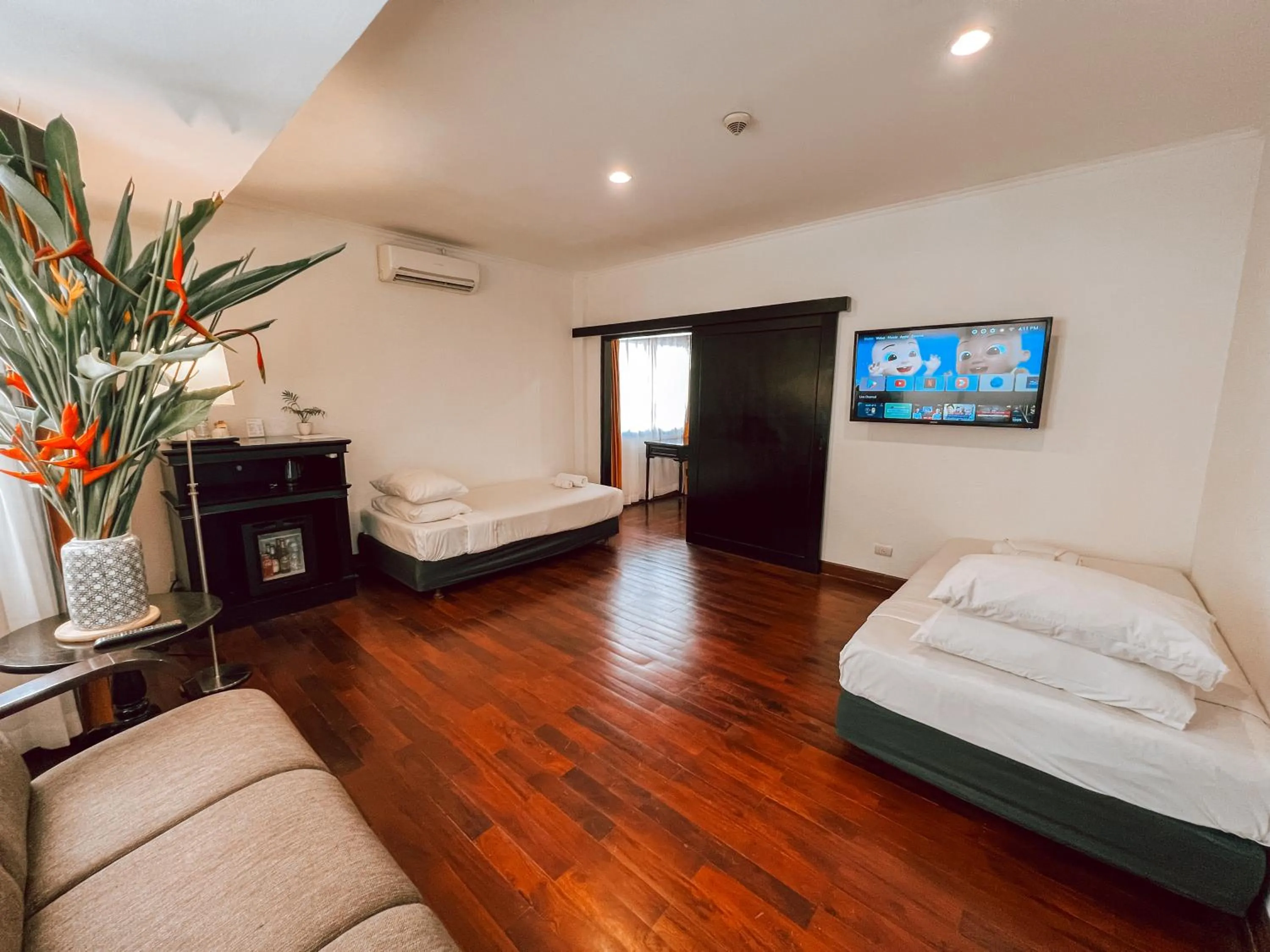 Communal lounge/ TV room, Bed in Le Charme Vientiane Hotel