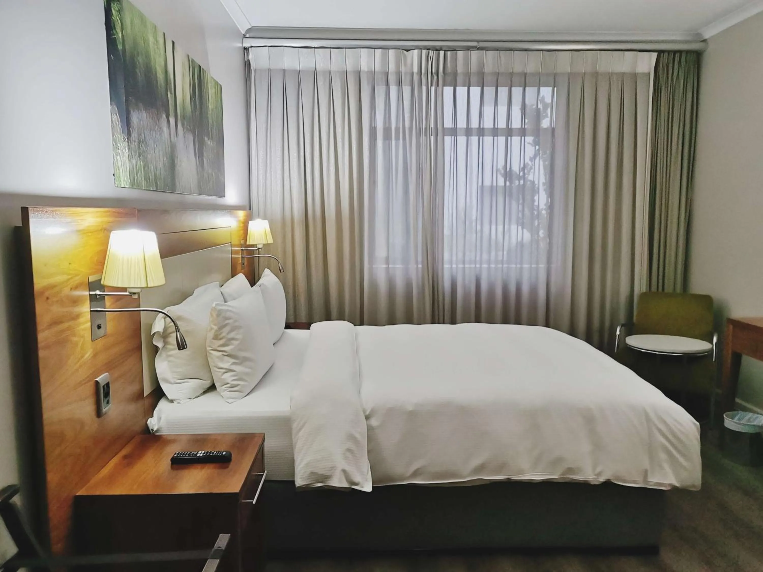 Photo of the whole room, Bed in DoubleTree by Hilton Cape Town Upper Eastside