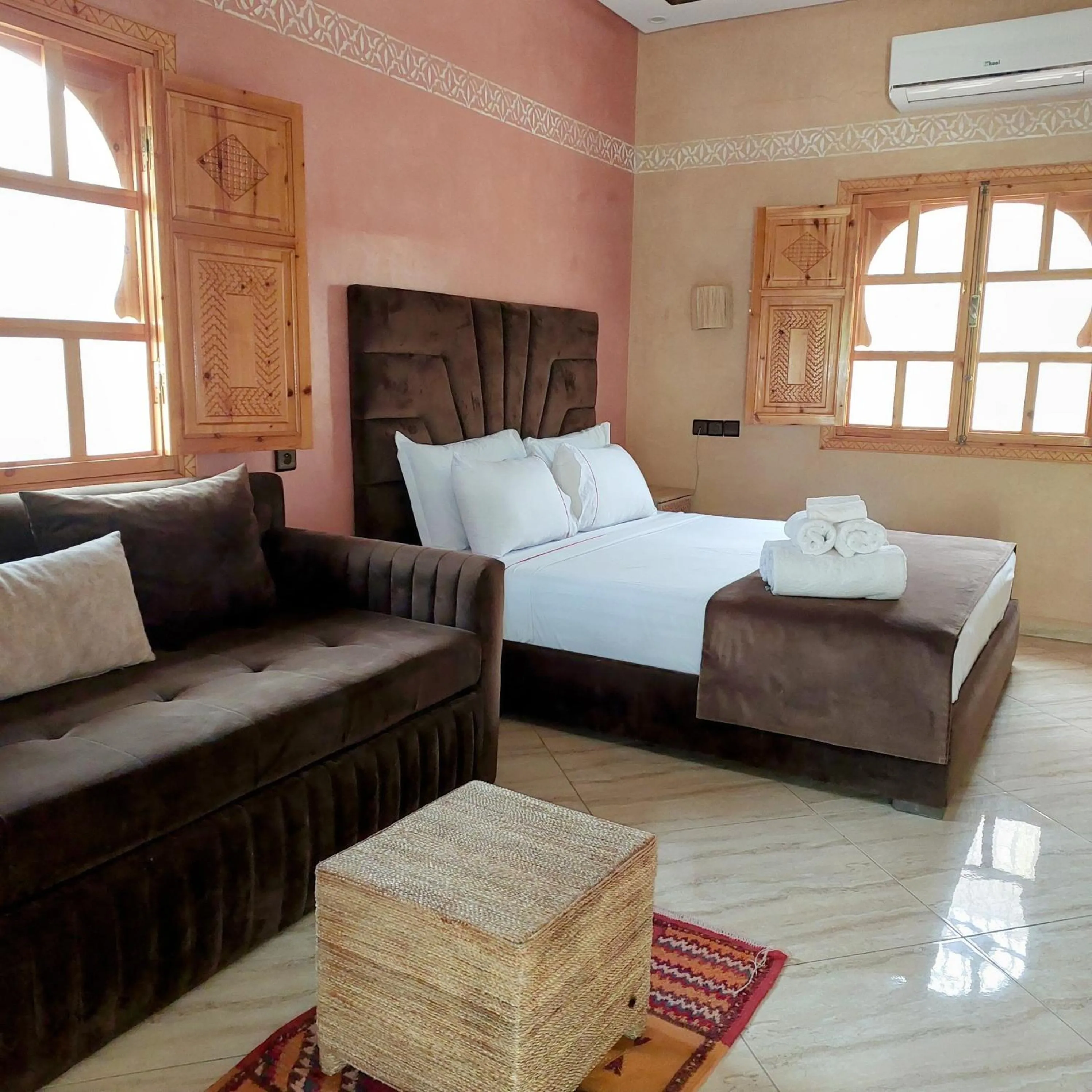 Photo of the whole room, Bed in Chez Mamouchthka