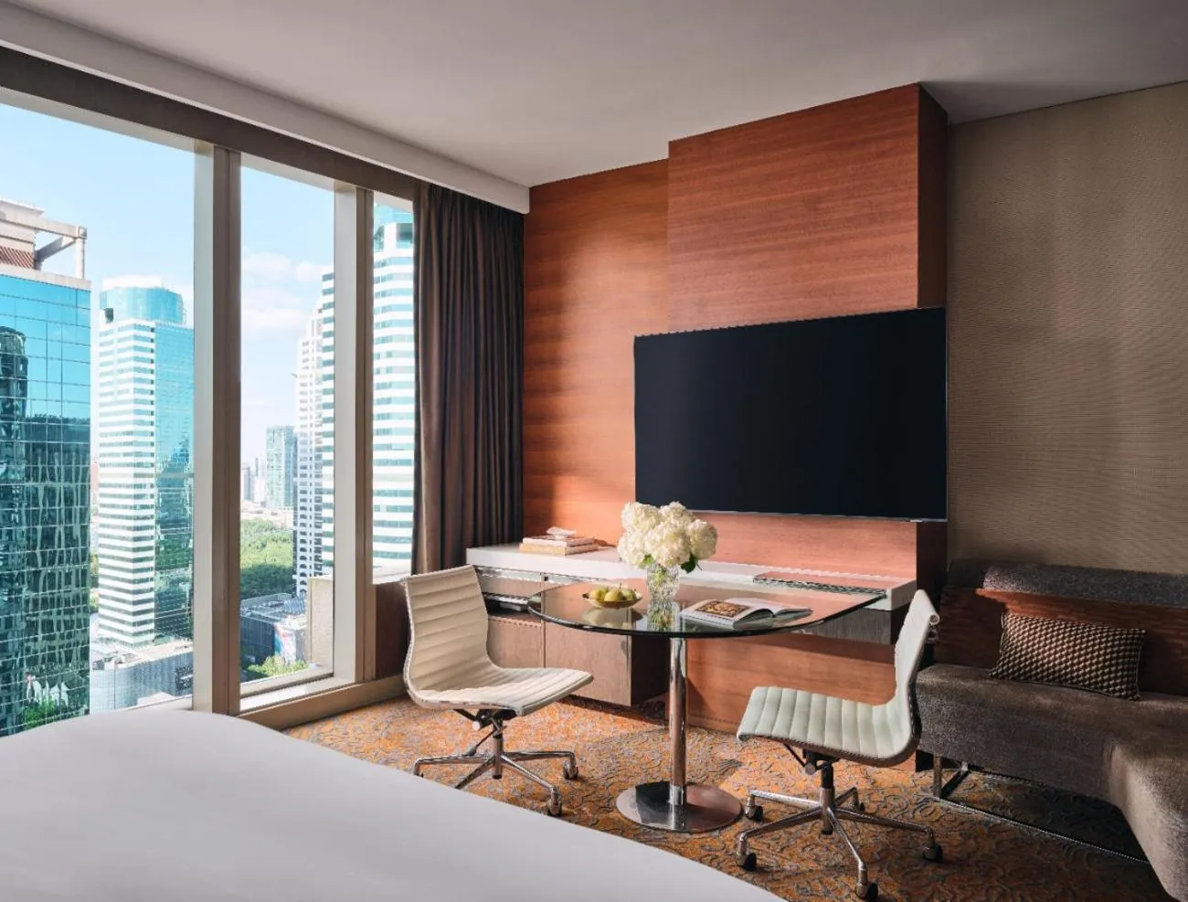 Bed in The Langham, Shanghai, Xintiandi