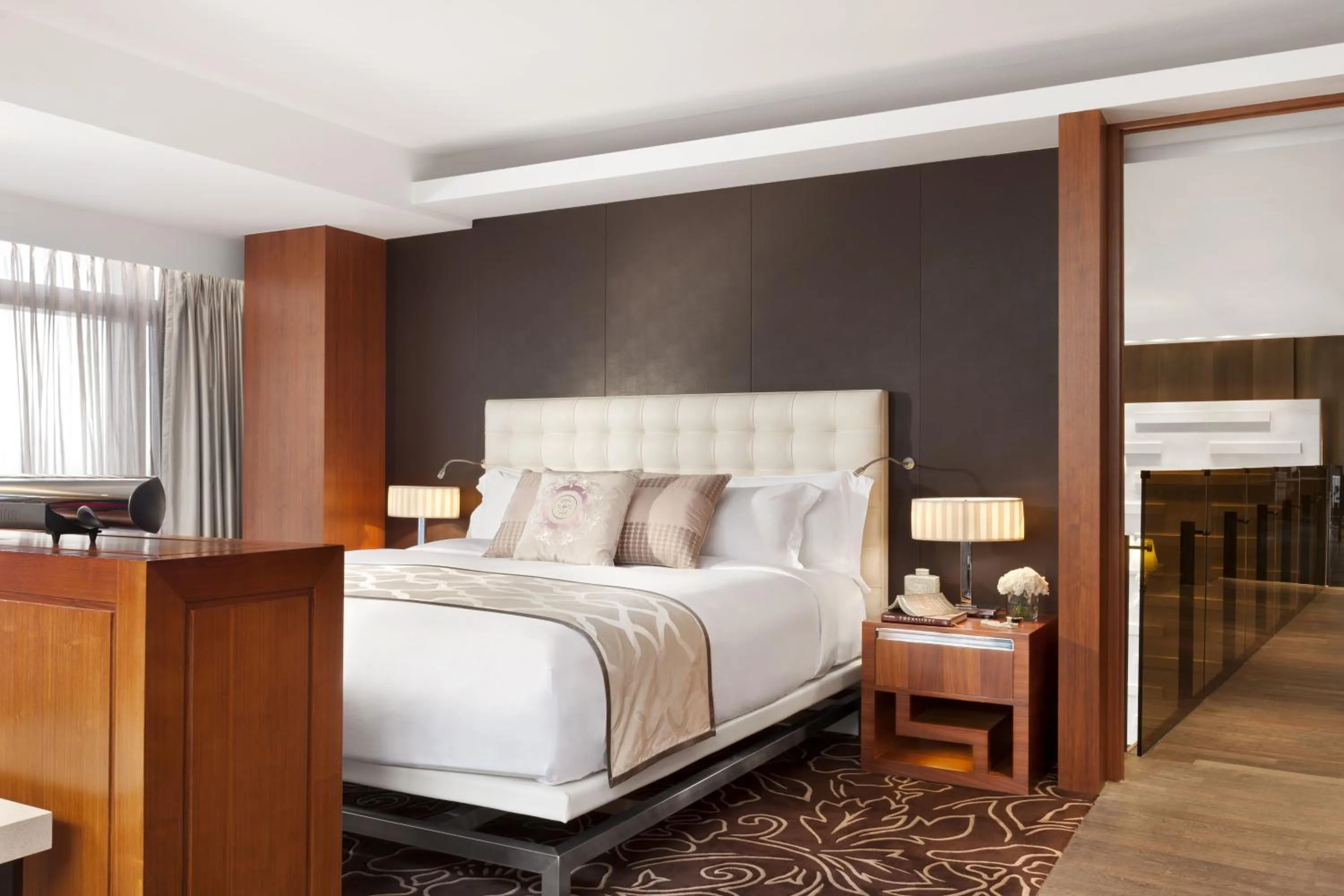 Bedroom, Bed in The Langham, Shanghai, Xintiandi