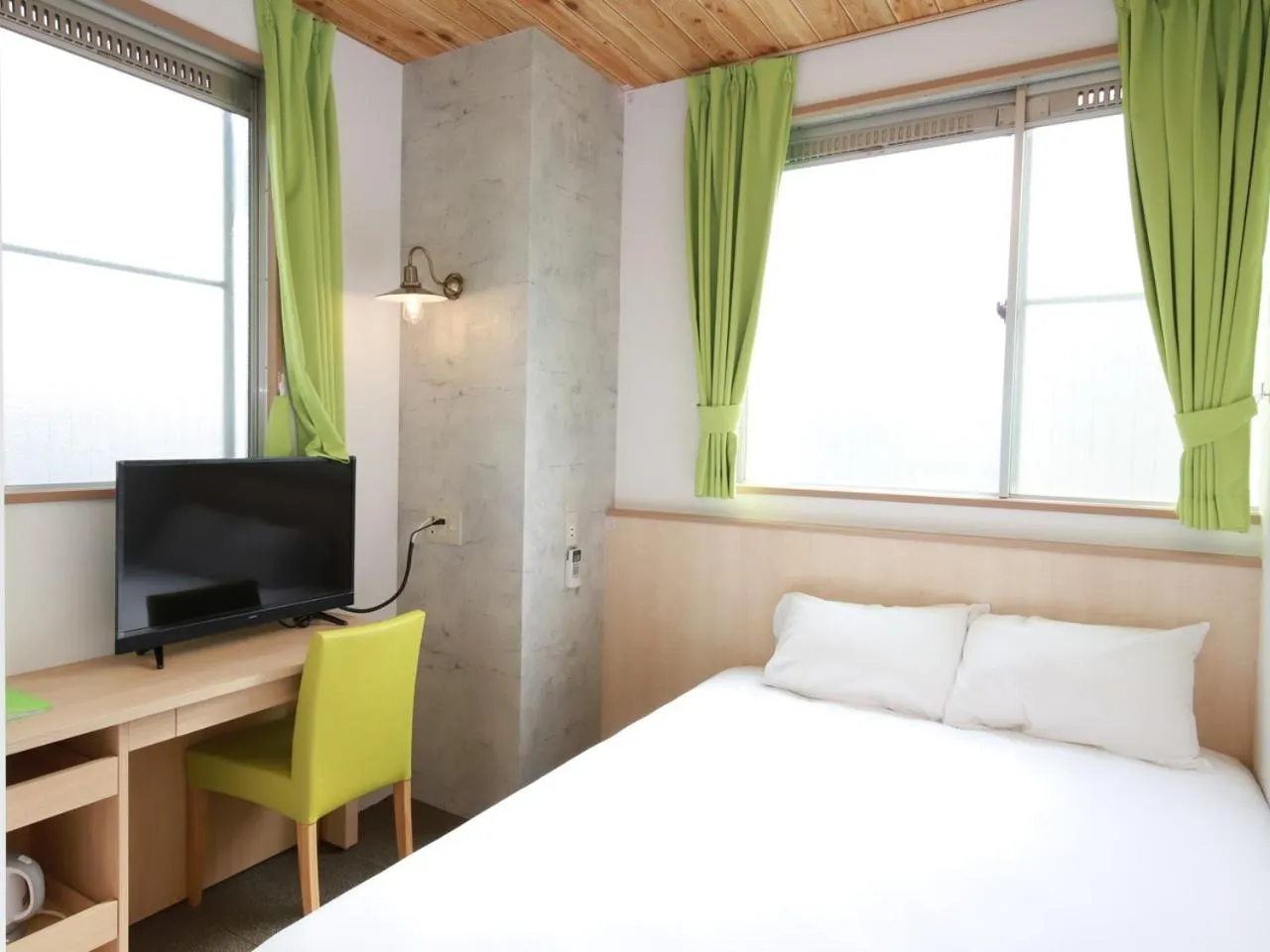 Bed, TV/Entertainment Center in Hiroshima Peace Hotel