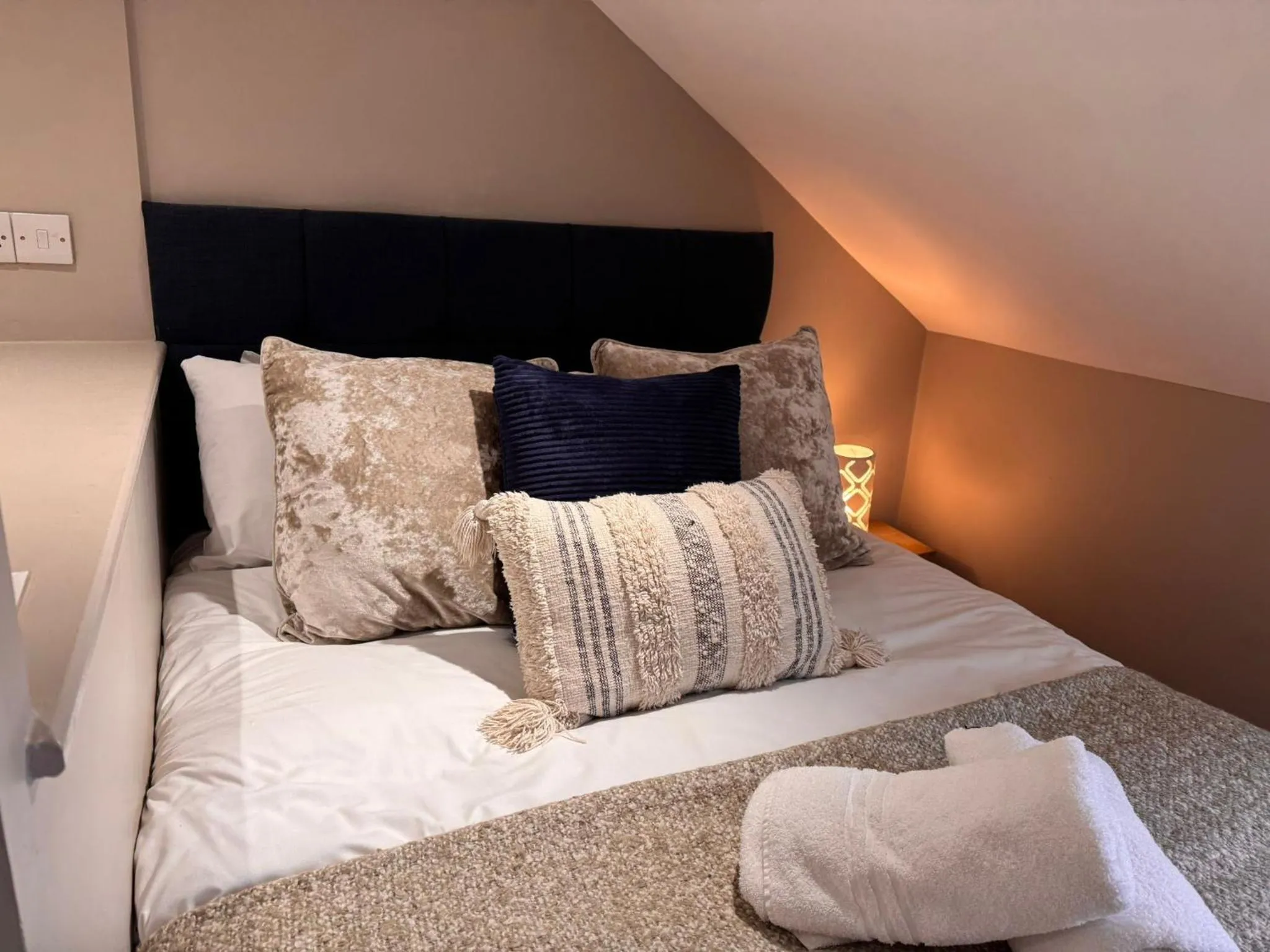 Bedroom, Bed in Regency House