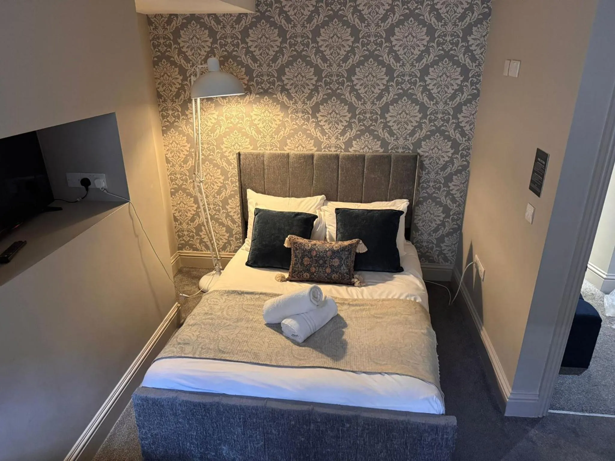 Bedroom, Bed in Regency House