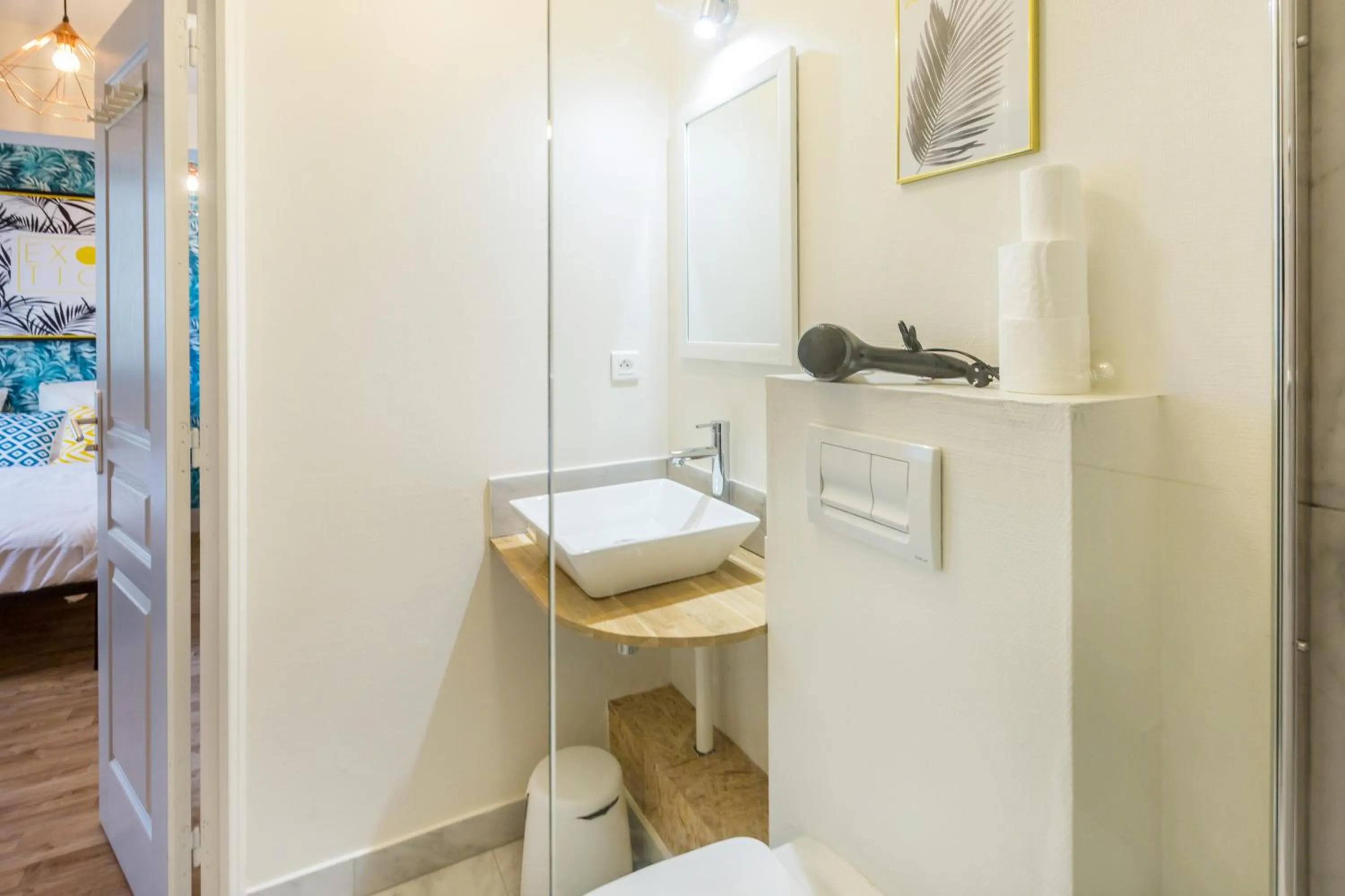 Bathroom, Bed in WS Champs Elysées - Ponthieu