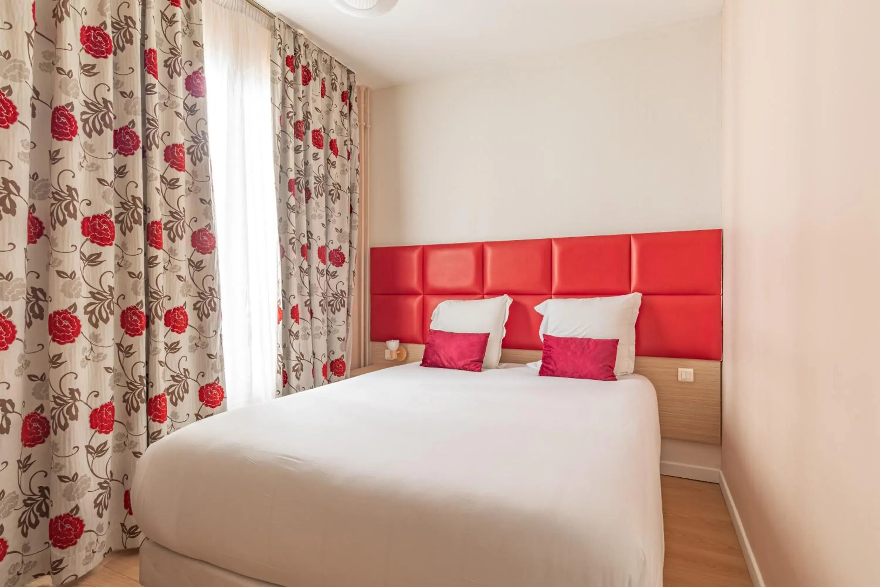 Bed in Hotel Riviera OPERA Cadet Bed in Hotel Riviera OPERA Cadet