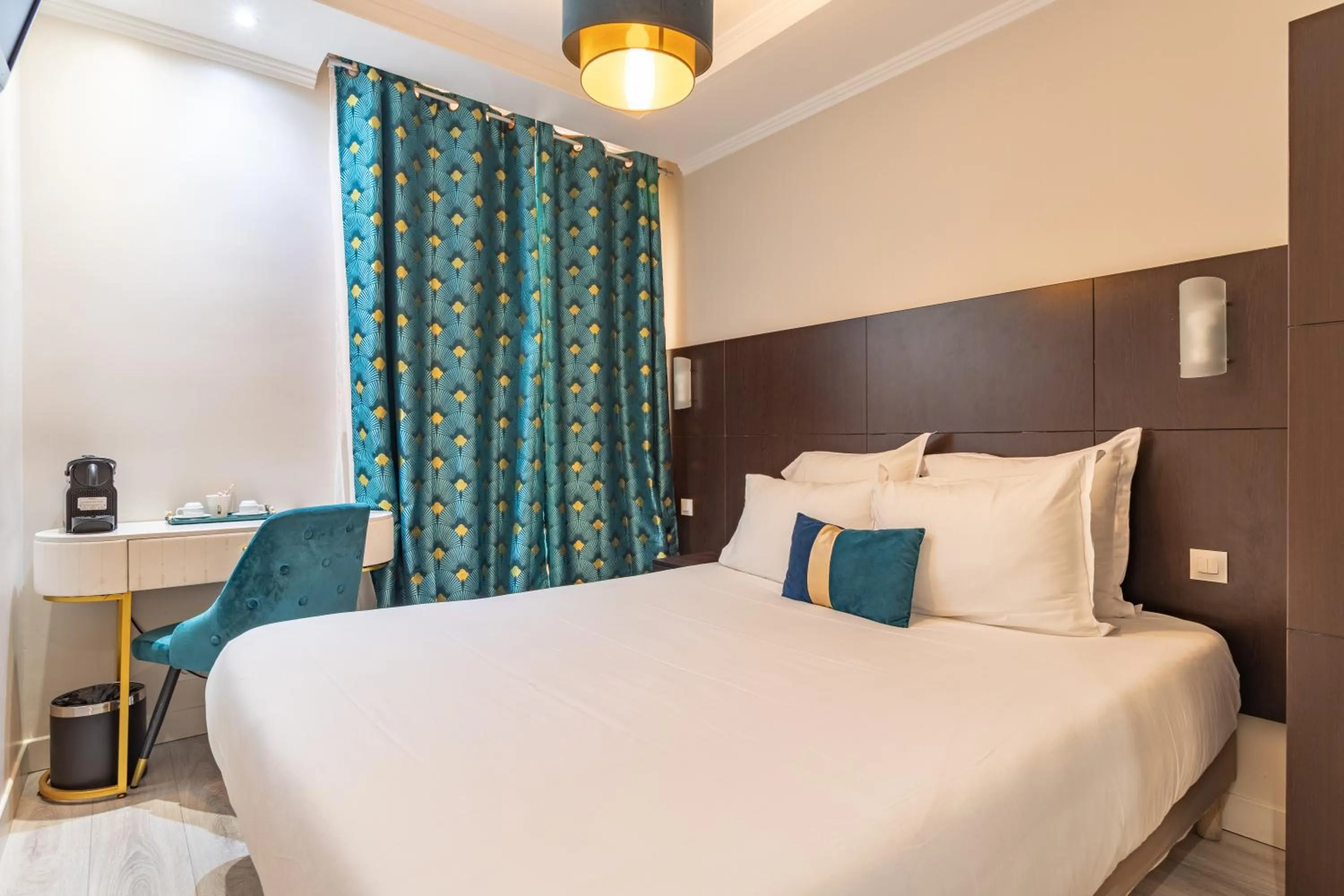 Bed in Hotel Riviera OPERA Cadet