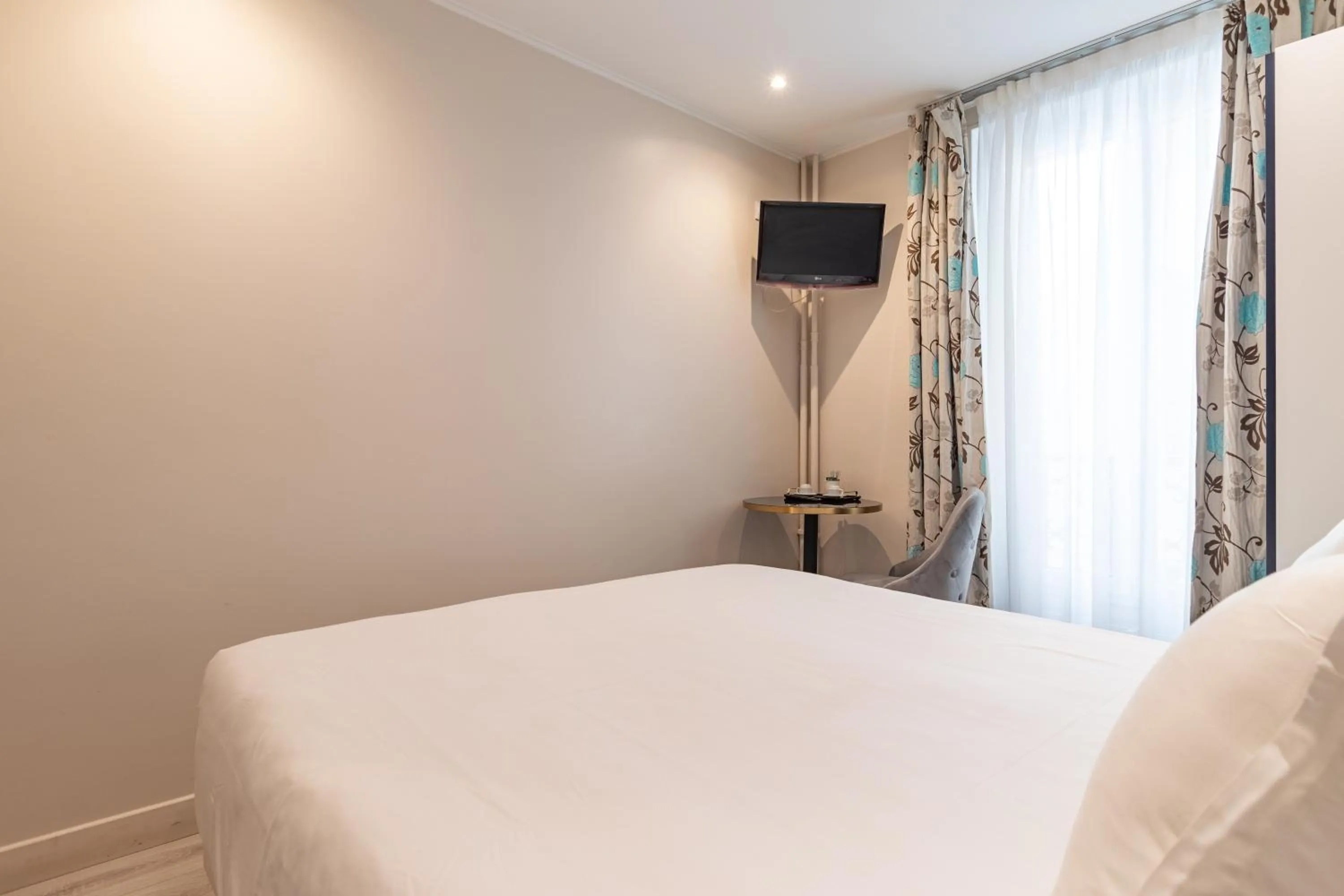 Bed in Hotel Riviera OPERA Cadet