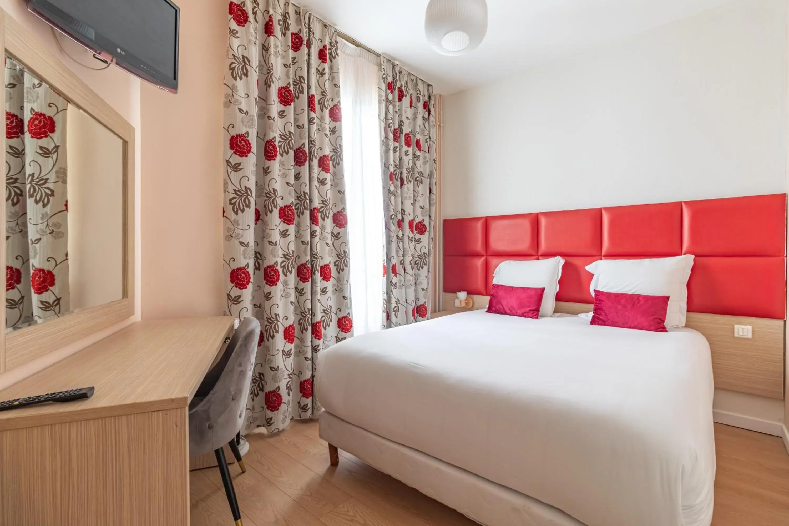 Simple Room in Hotel Riviera OPERA Cadet Simple Room in Hotel Riviera OPERA Cadet