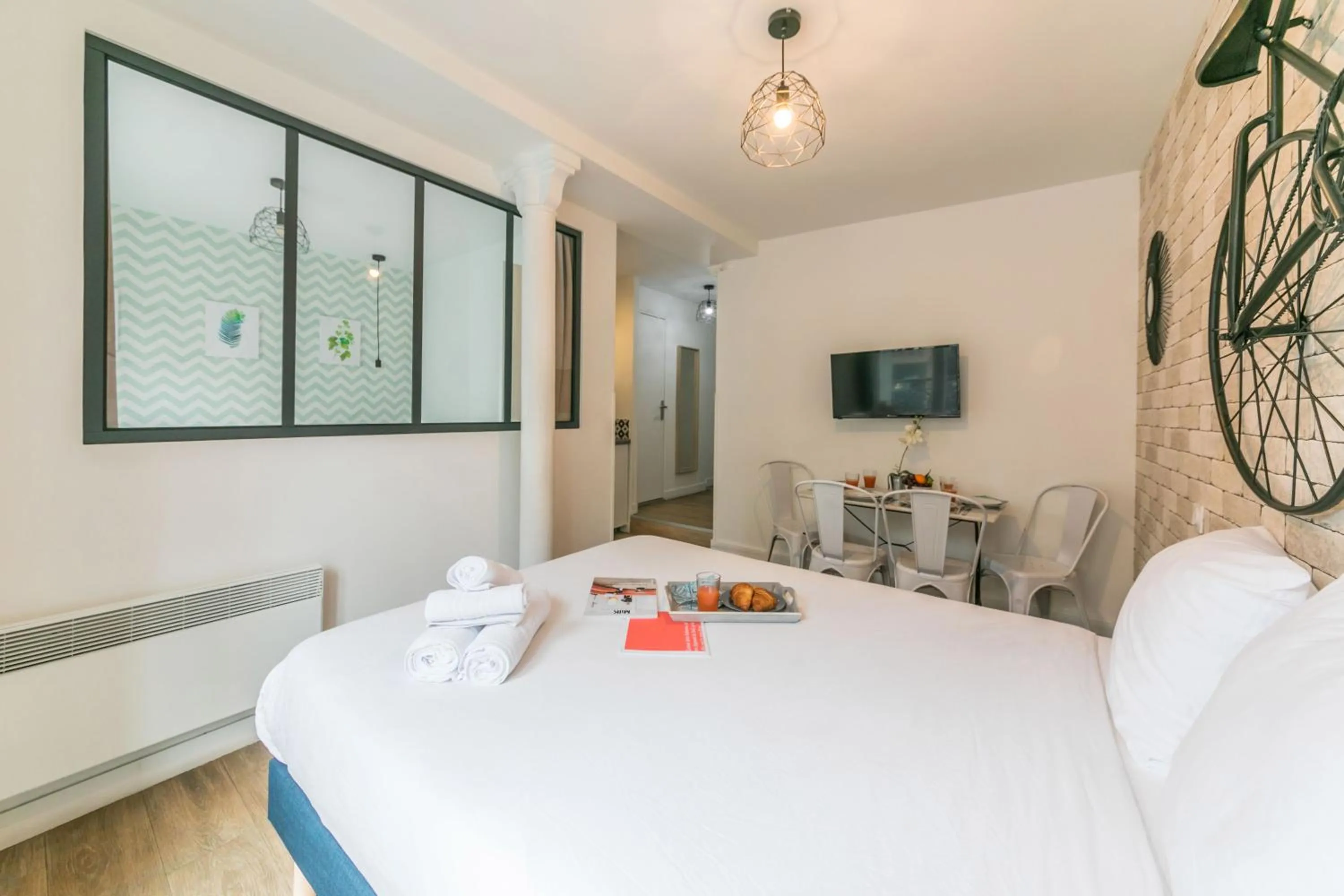 Living room, Bed in WS St Germain - Quartier Latin