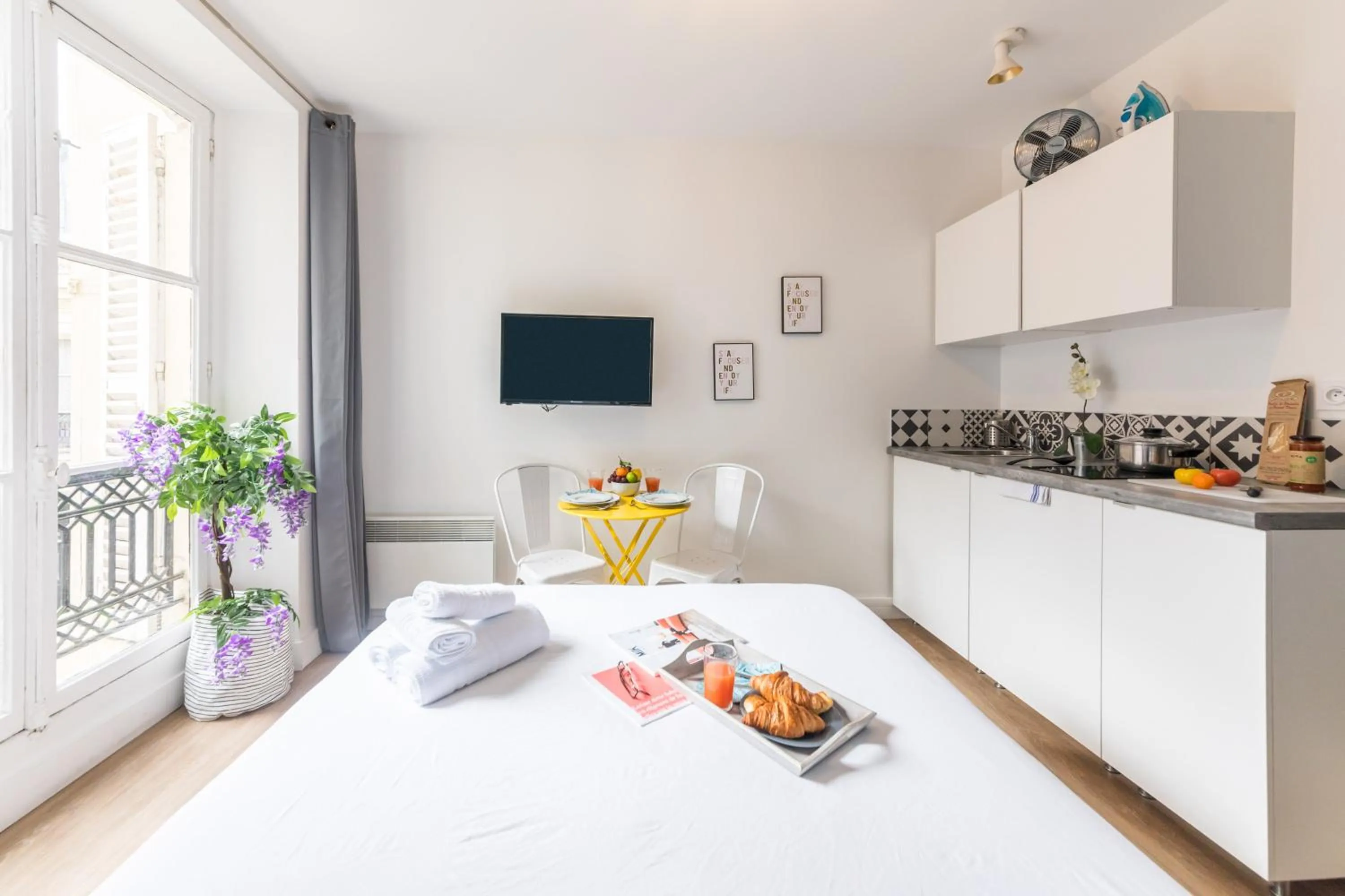 Living room, Bed in WS St Germain - Quartier Latin