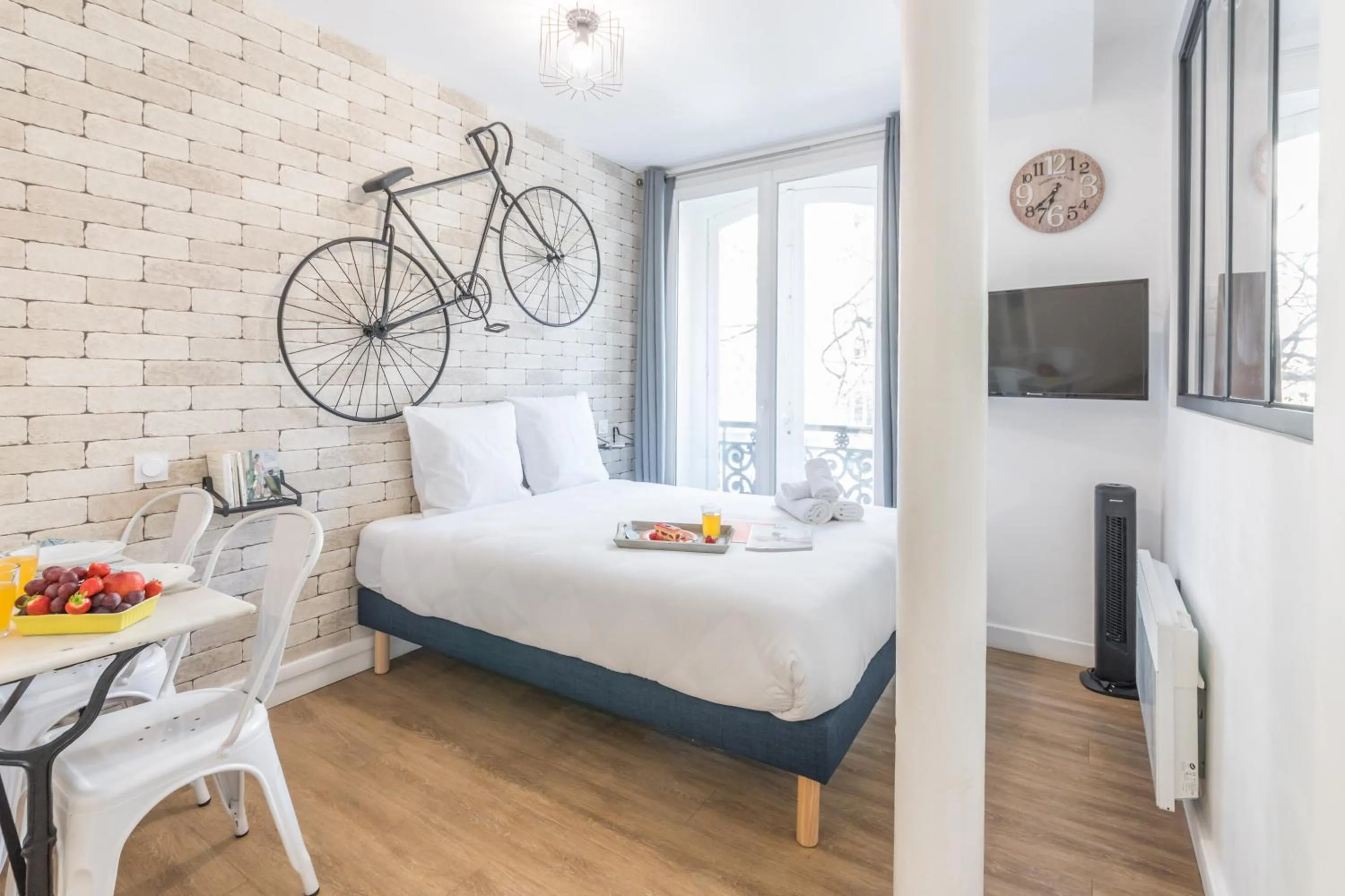 Living room, Bed in WS St Germain - Quartier Latin