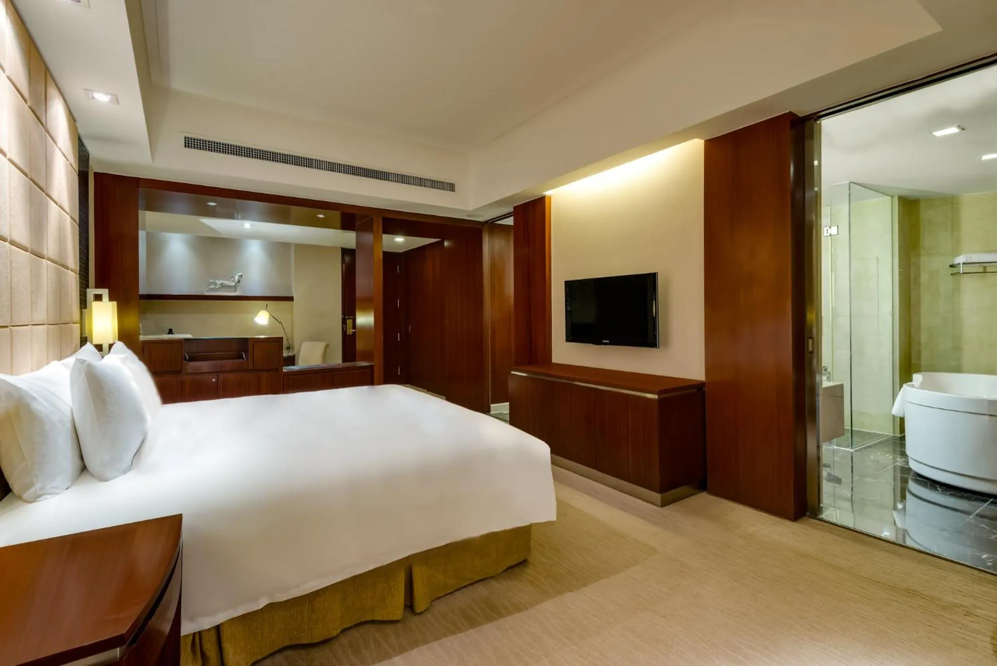 Bedroom, Bed in Crowne Plaza Yantai Sea View by IHG