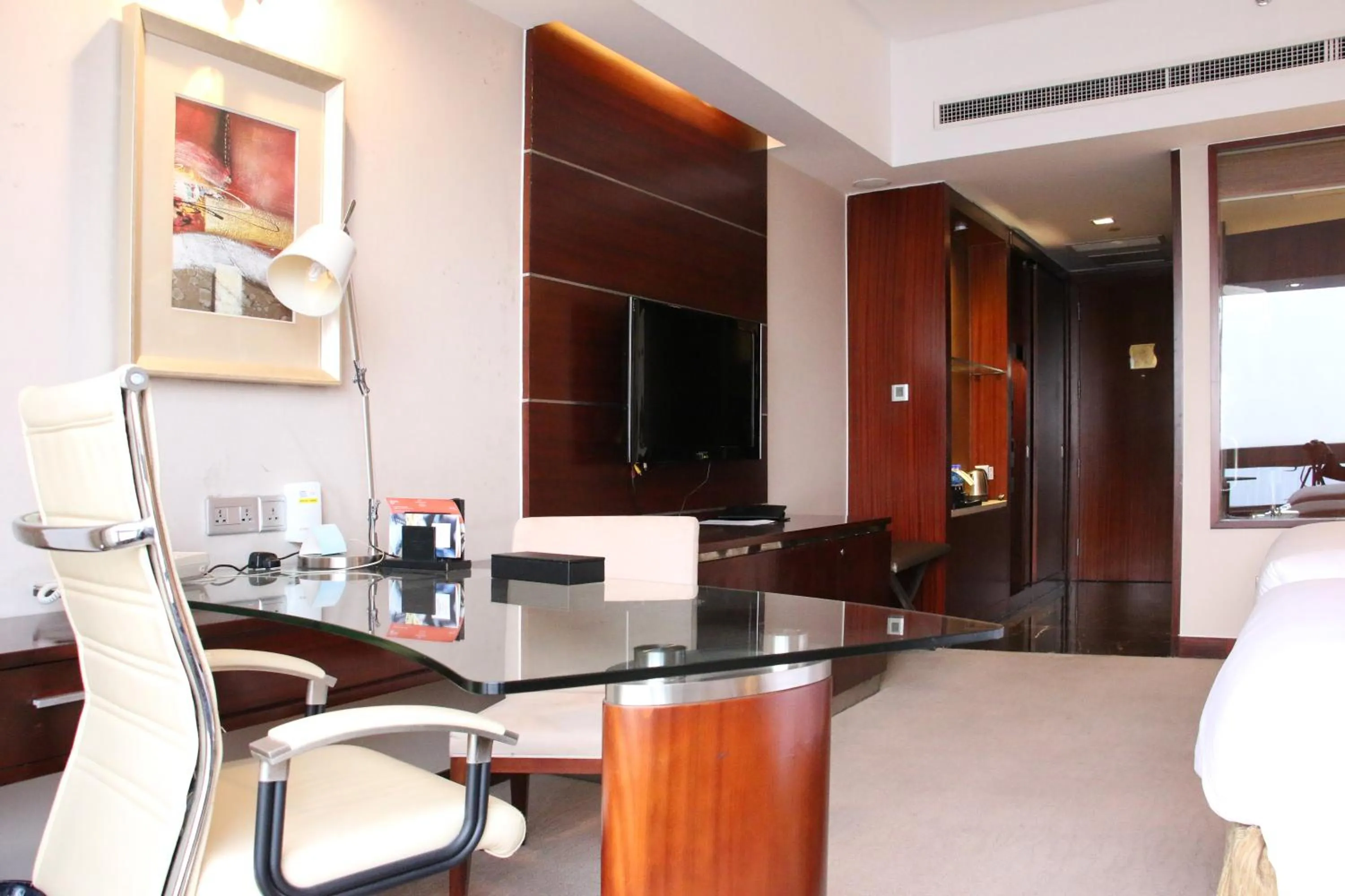 Seating area in Crowne Plaza Yantai Sea View by IHG