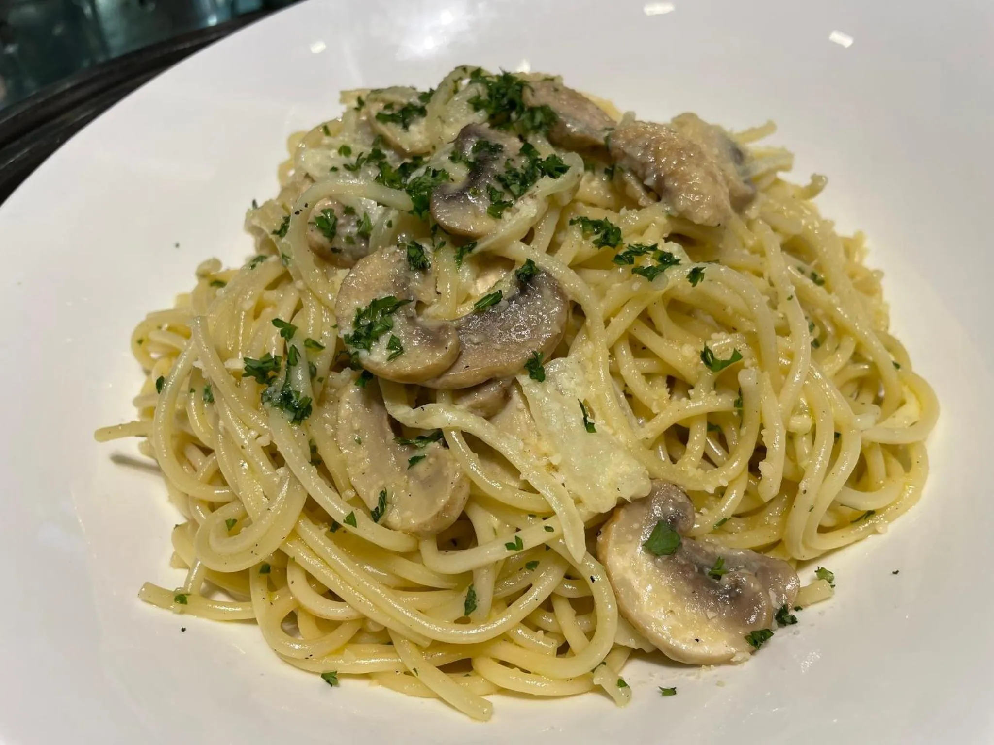 Restaurant/places to eat in Crowne Plaza Yantai Sea View by IHG