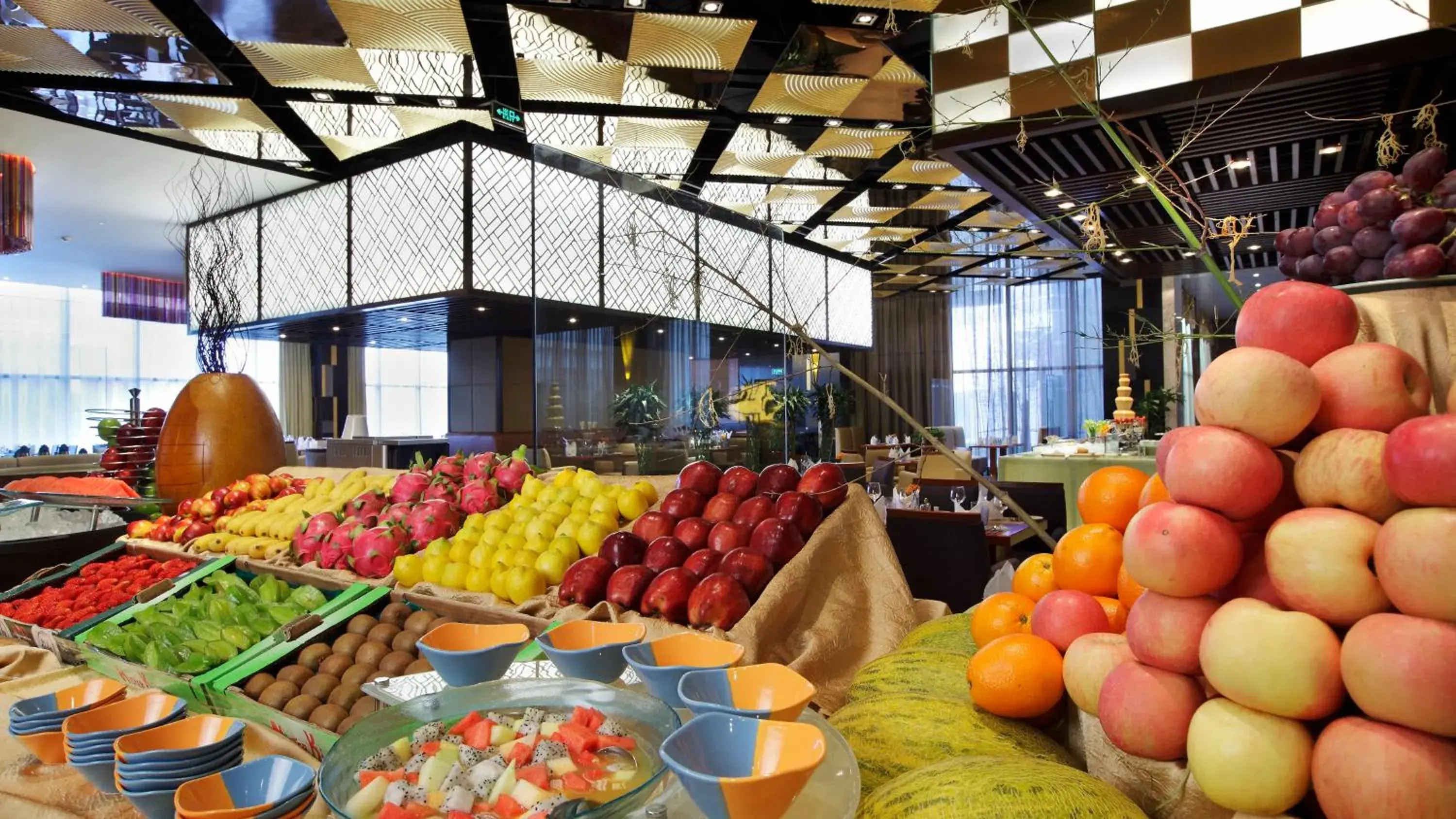 Restaurant/places to eat in Crowne Plaza Yantai Sea View by IHG Restaurant/places to eat in Crowne Plaza Yantai Sea View by IHG