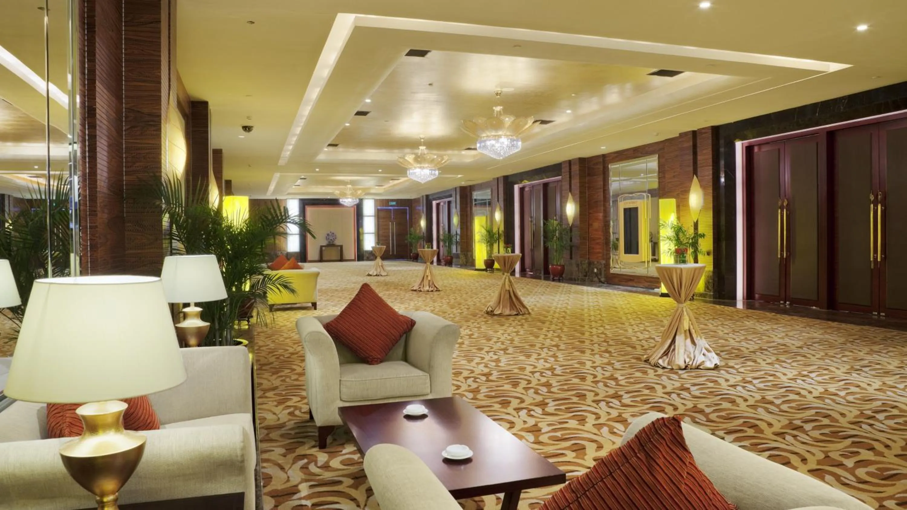 Meeting/conference room in Crowne Plaza Yantai Sea View by IHG