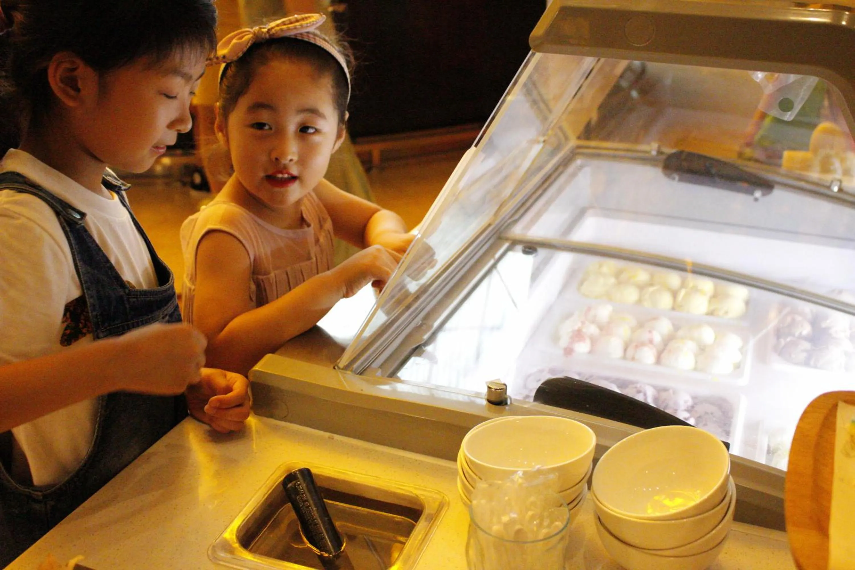 Restaurant/places to eat in Crowne Plaza Yantai Sea View by IHG