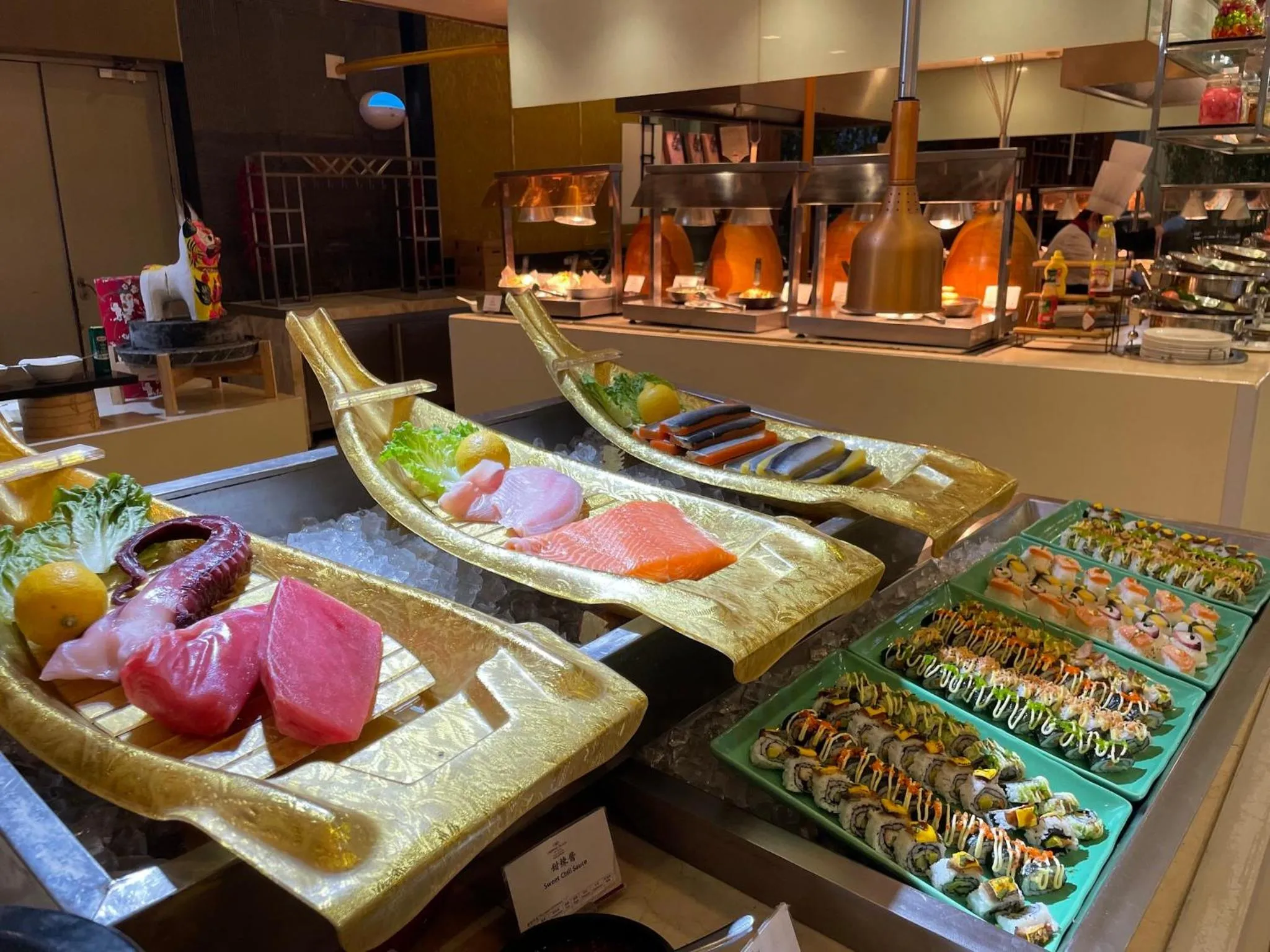 Restaurant/places to eat in Crowne Plaza Yantai Sea View by IHG