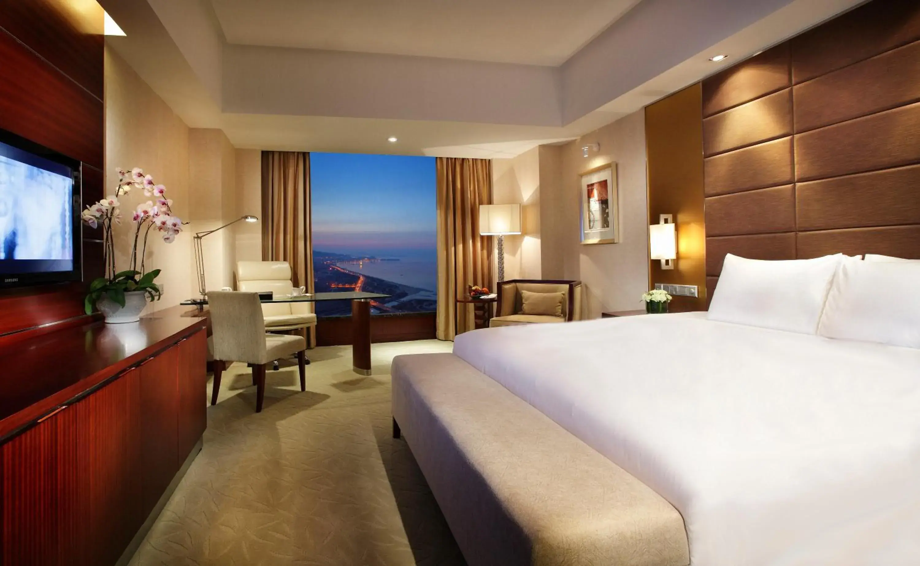 Sea view, Bed in Crowne Plaza Yantai Sea View by IHG Sea view, Bed in Crowne Plaza Yantai Sea View by IHG
