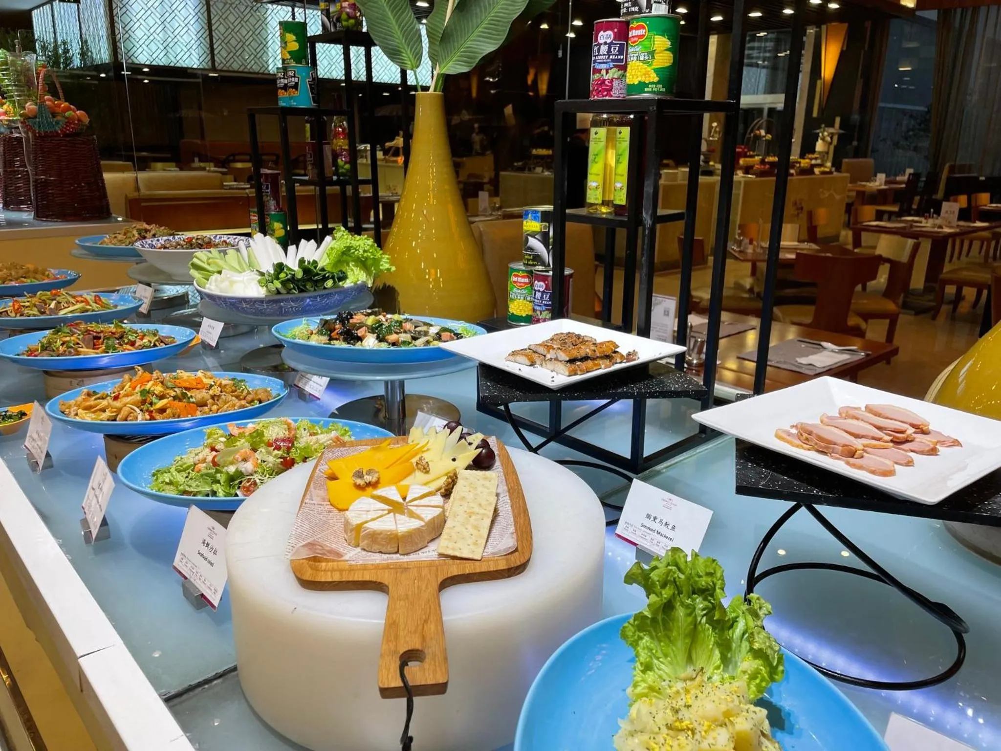 Restaurant/places to eat in Crowne Plaza Yantai Sea View by IHG