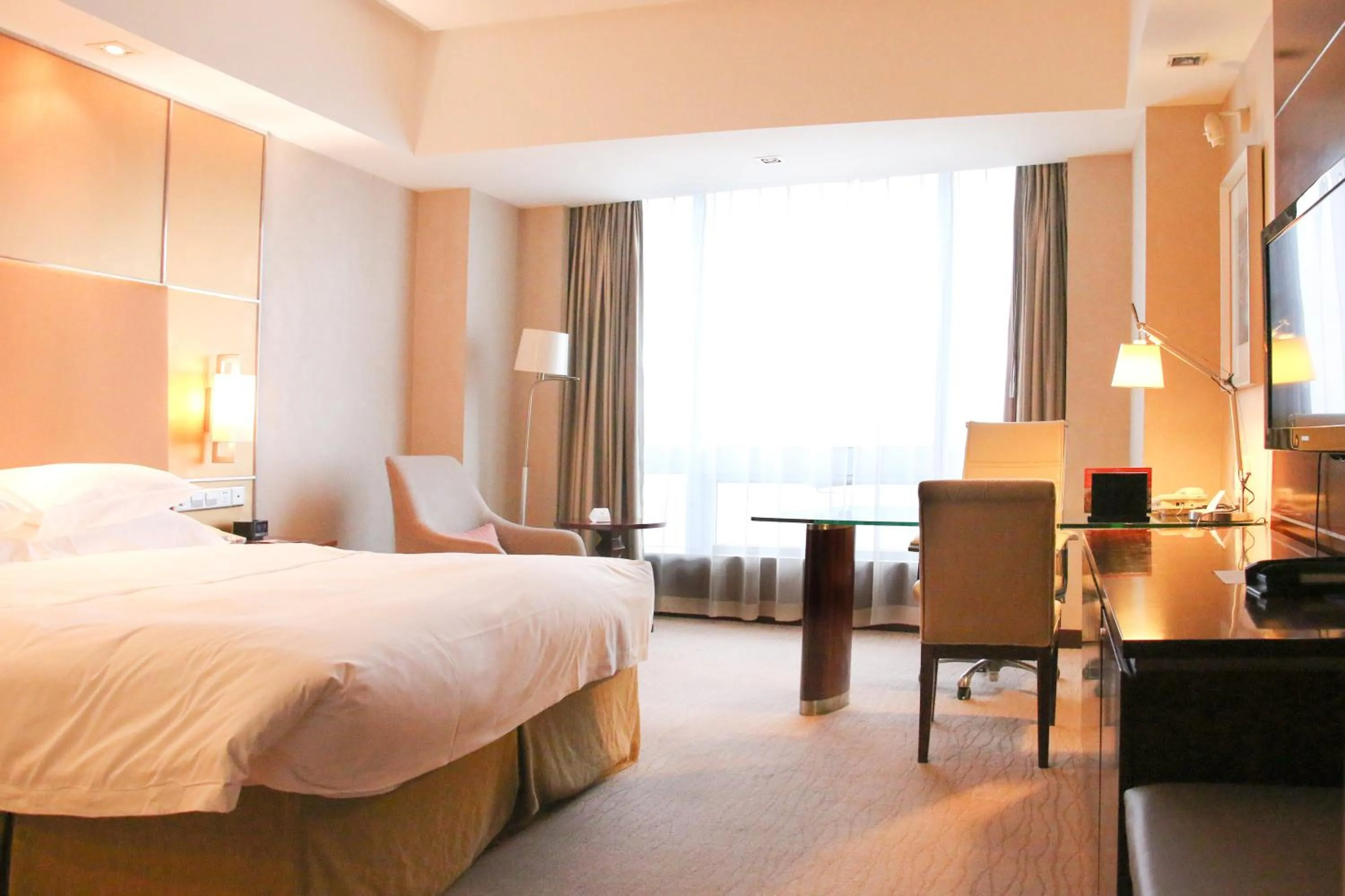 Photo of the whole room, Bed in Crowne Plaza Yantai Sea View by IHG
