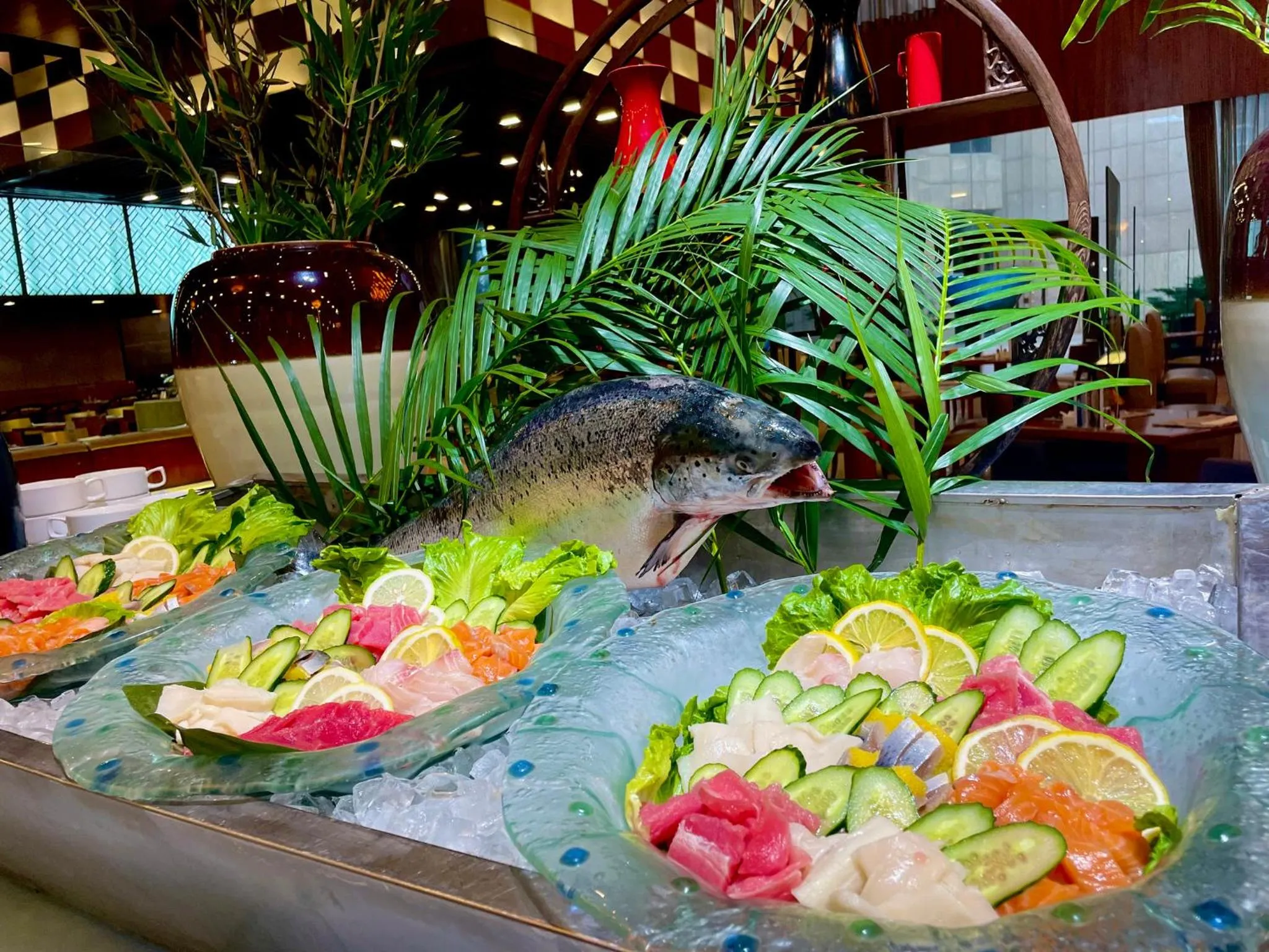 Restaurant/places to eat in Crowne Plaza Yantai Sea View by IHG