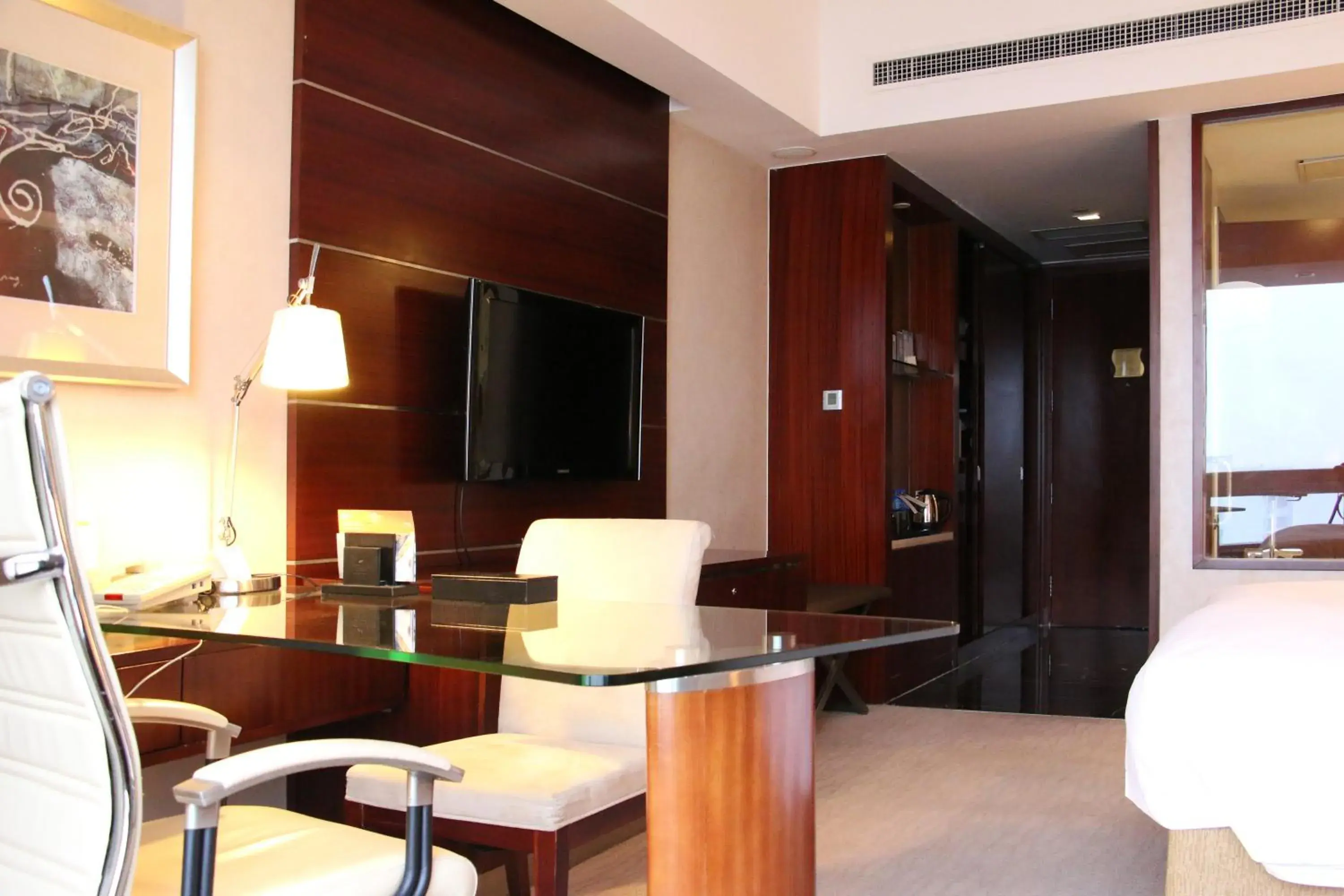 Seating area in Crowne Plaza Yantai Sea View by IHG Seating area in Crowne Plaza Yantai Sea View by IHG