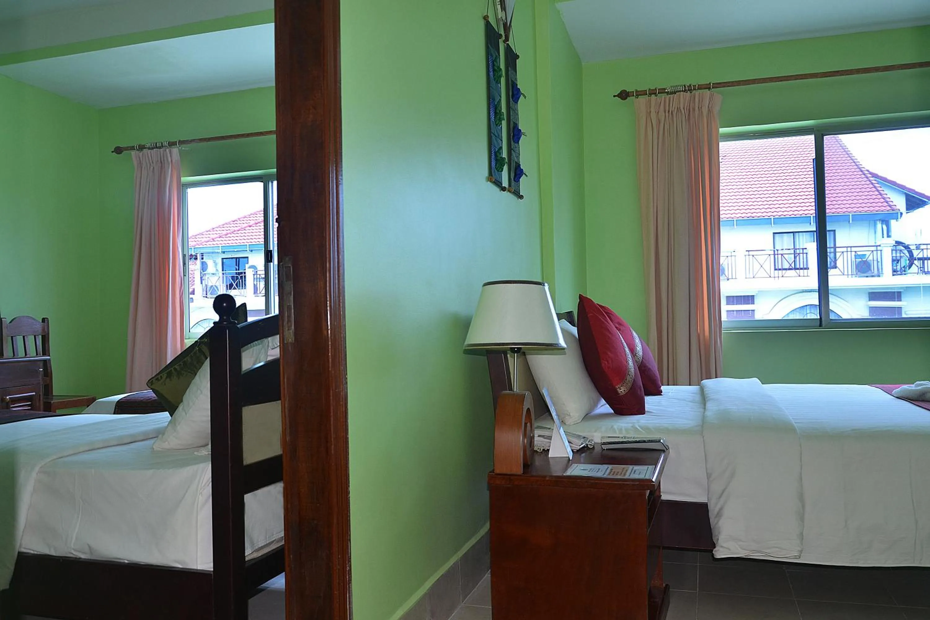 Bedroom, Bed in Parklane Hotel