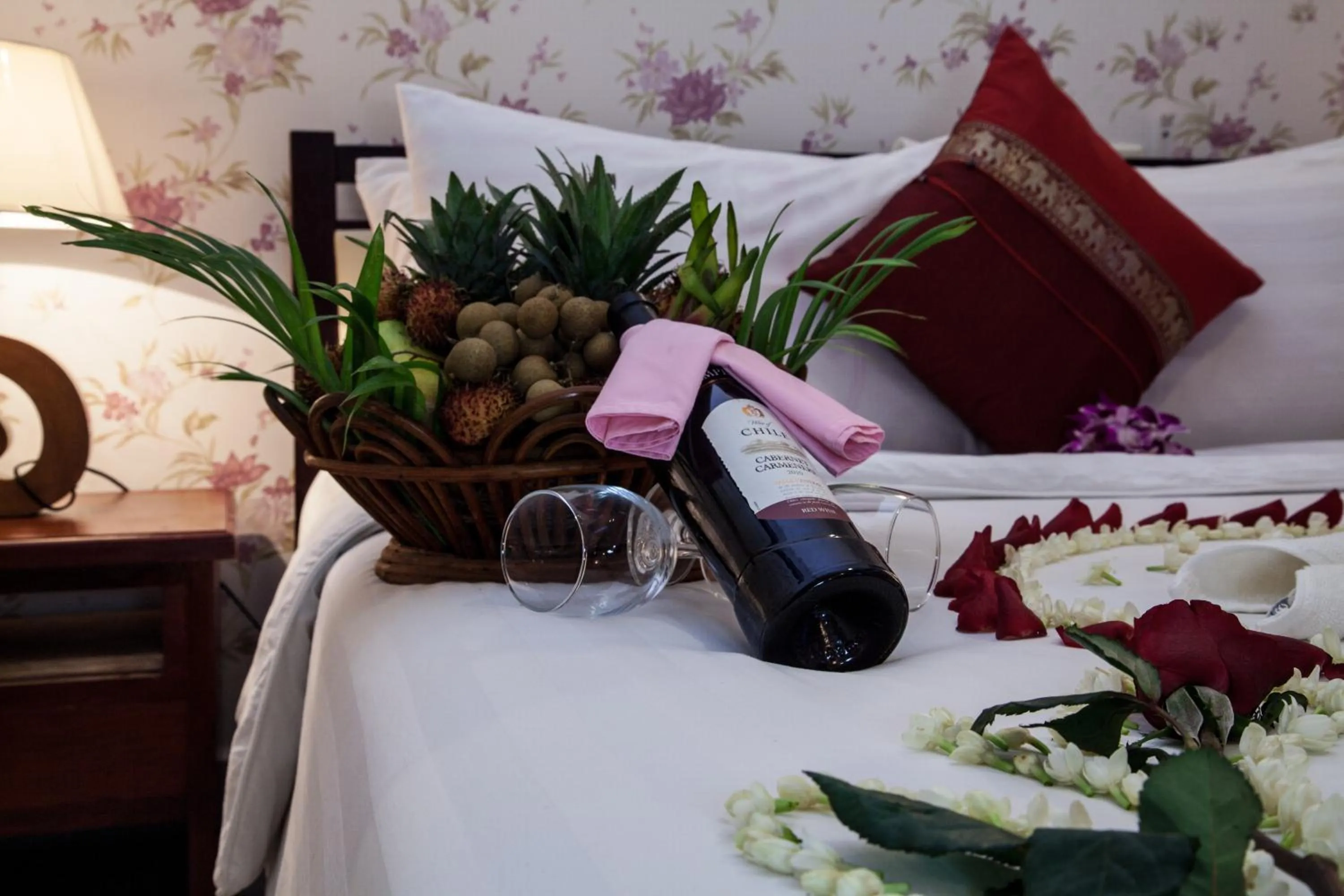 Bedroom, Bed in Parklane Hotel