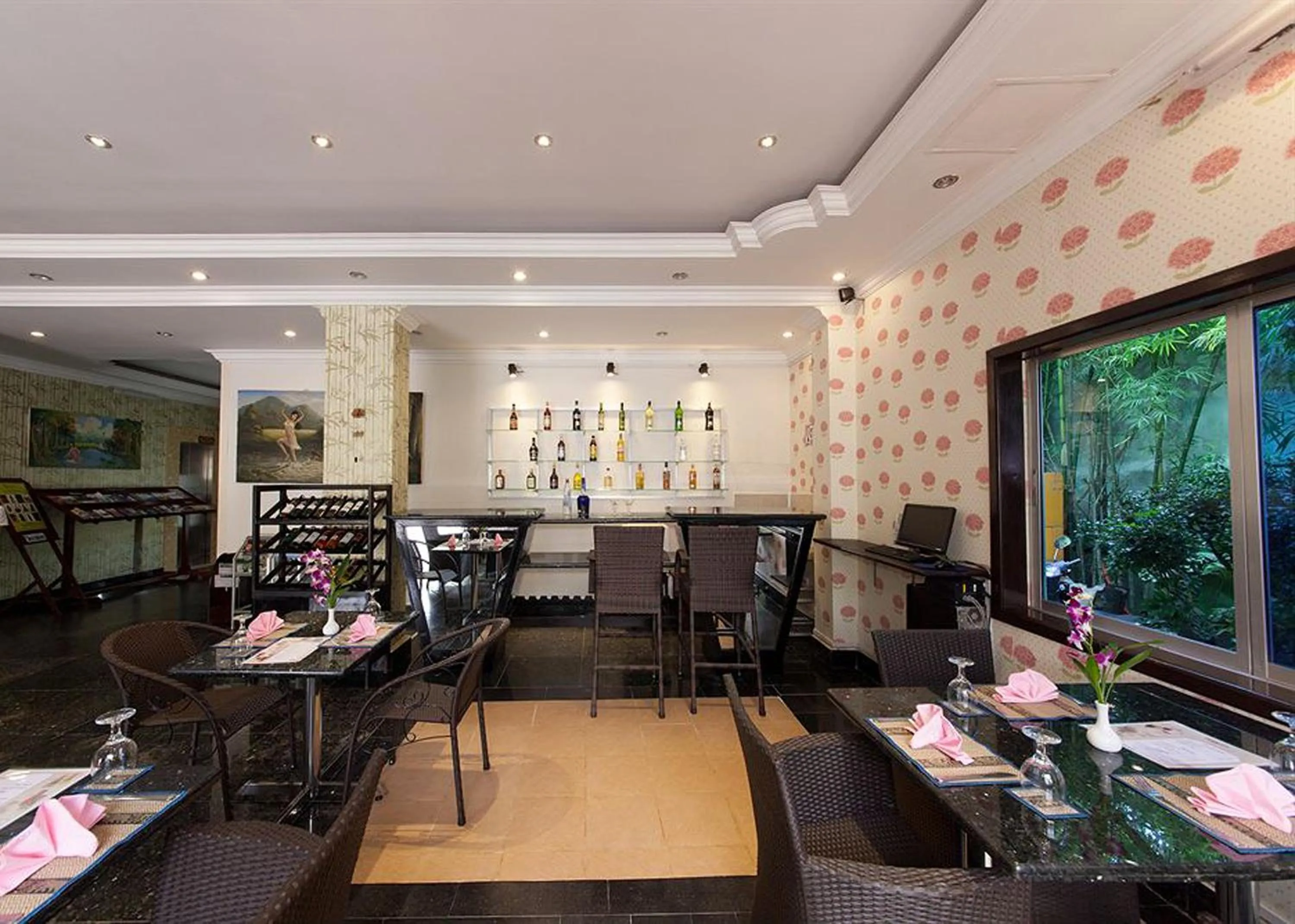Restaurant/places to eat in Parklane Hotel