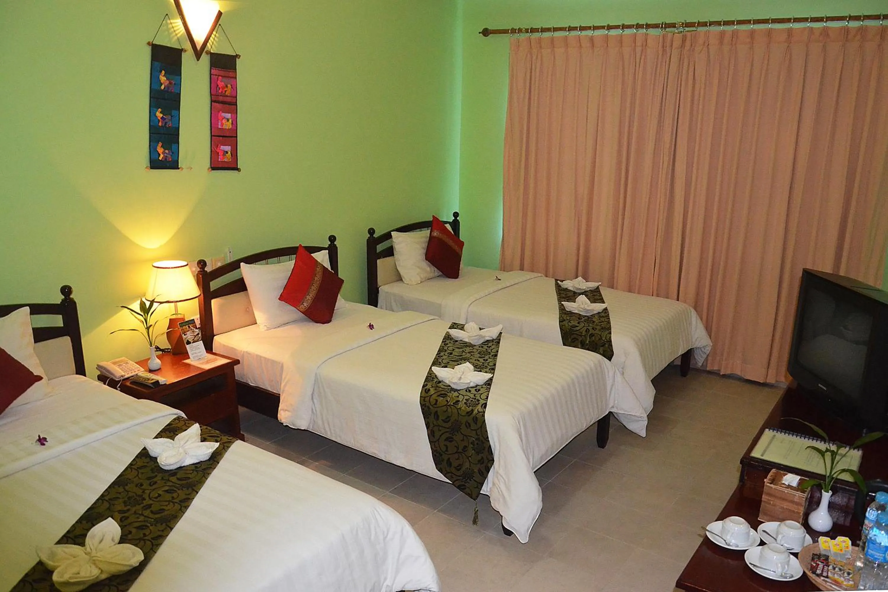 Bedroom, Bed in Parklane Hotel