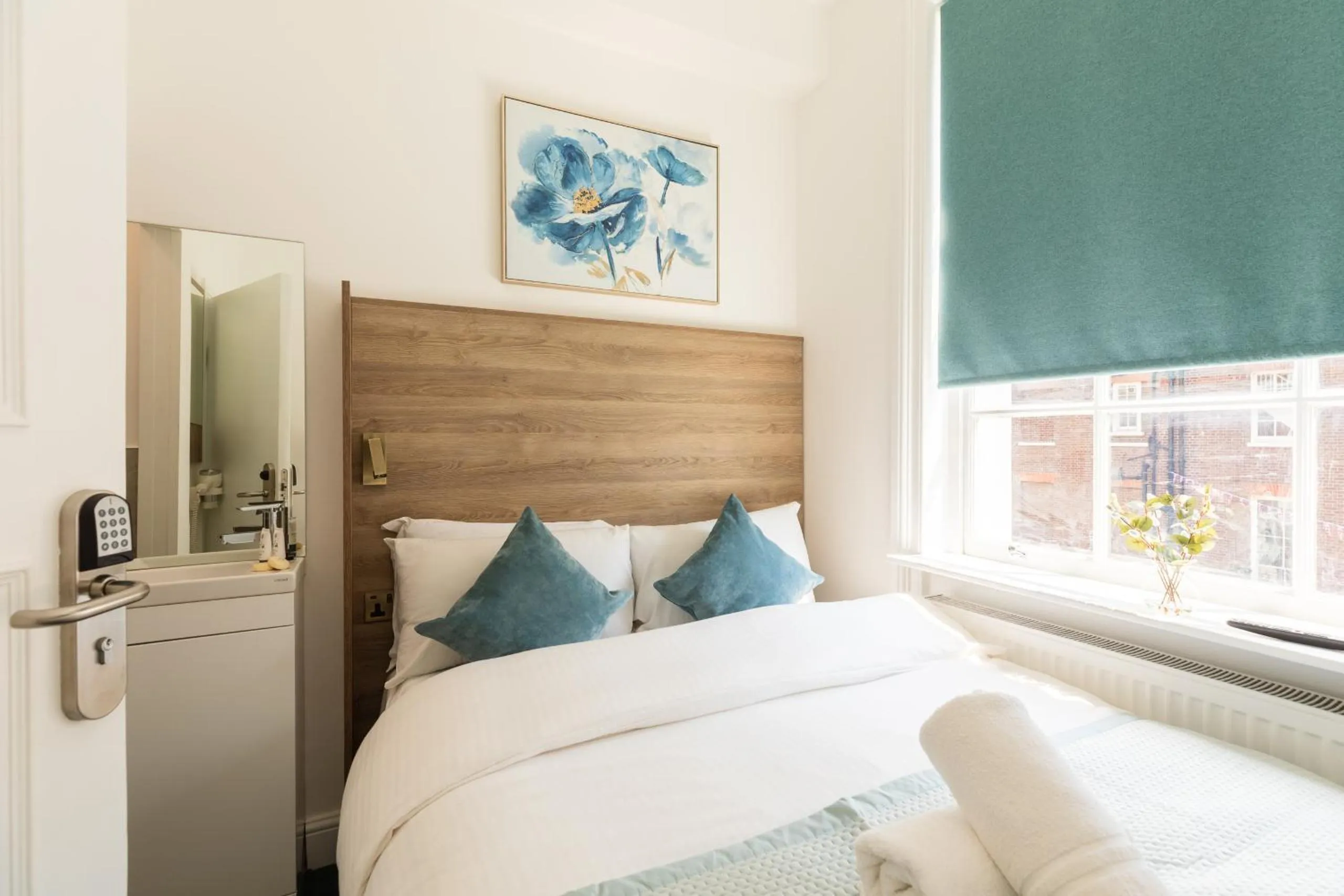 Double Room with Private Bathroom in Griffin House Hotel