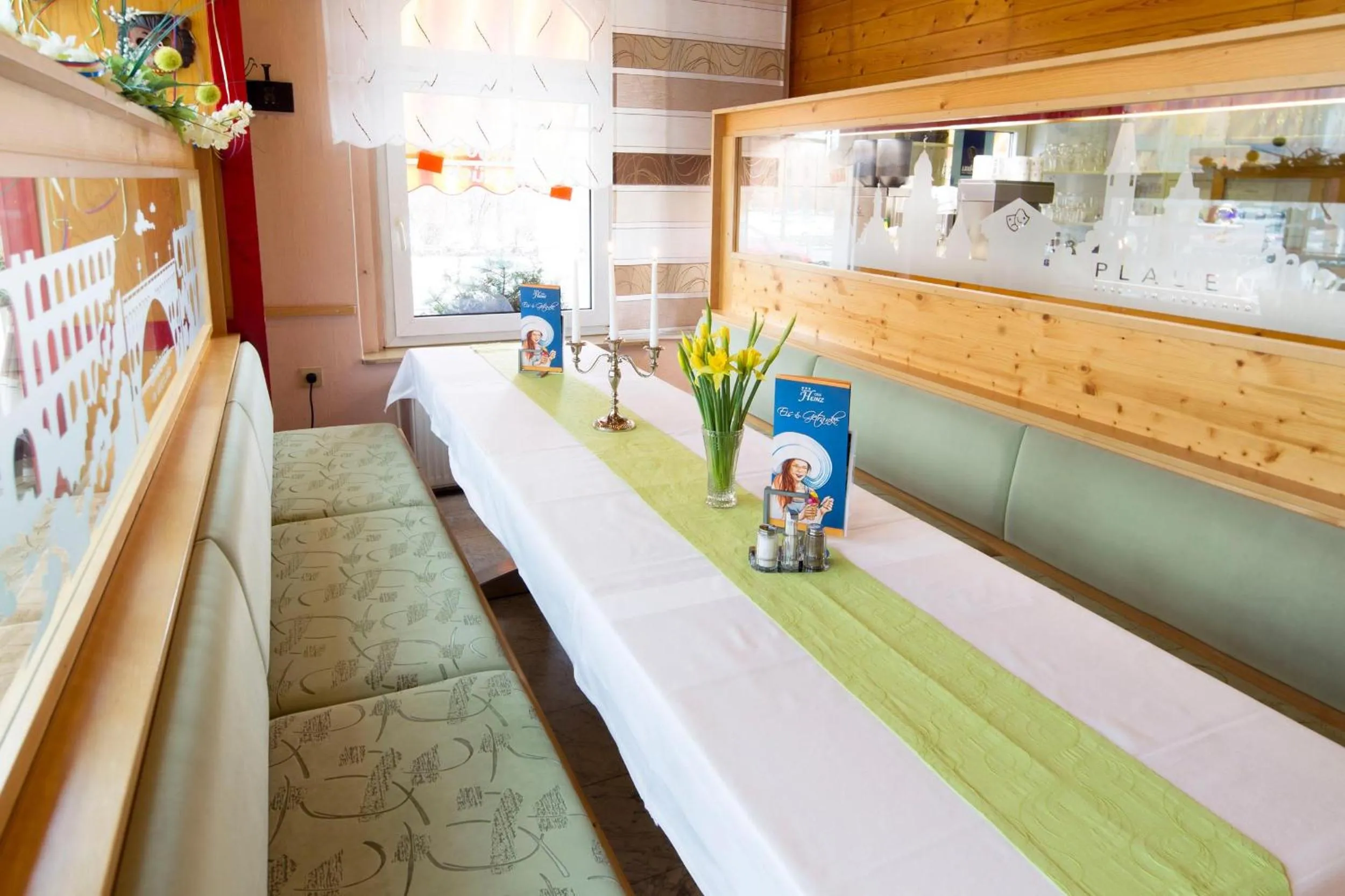 Restaurant/places to eat in Hotel Heinz