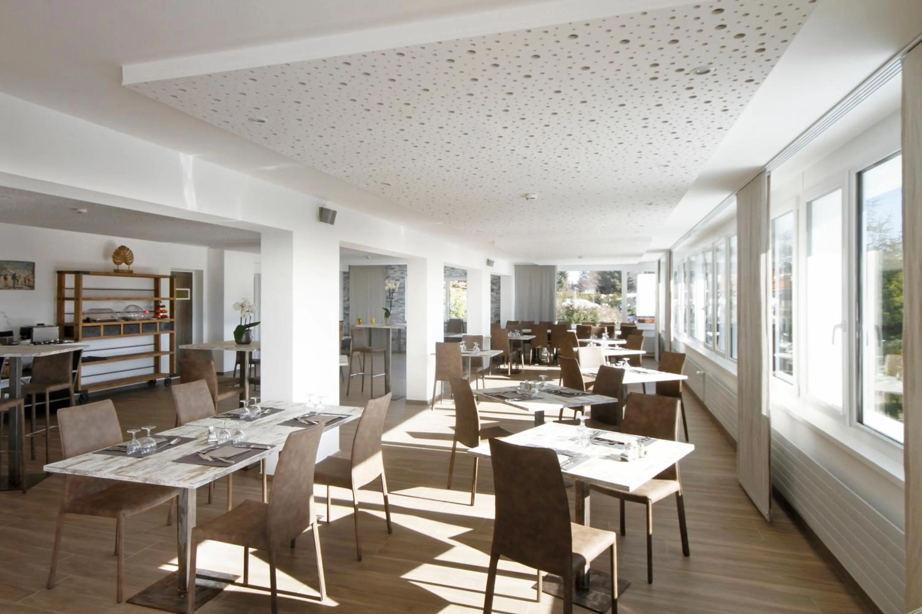 Restaurant/places to eat in Hotel Elite