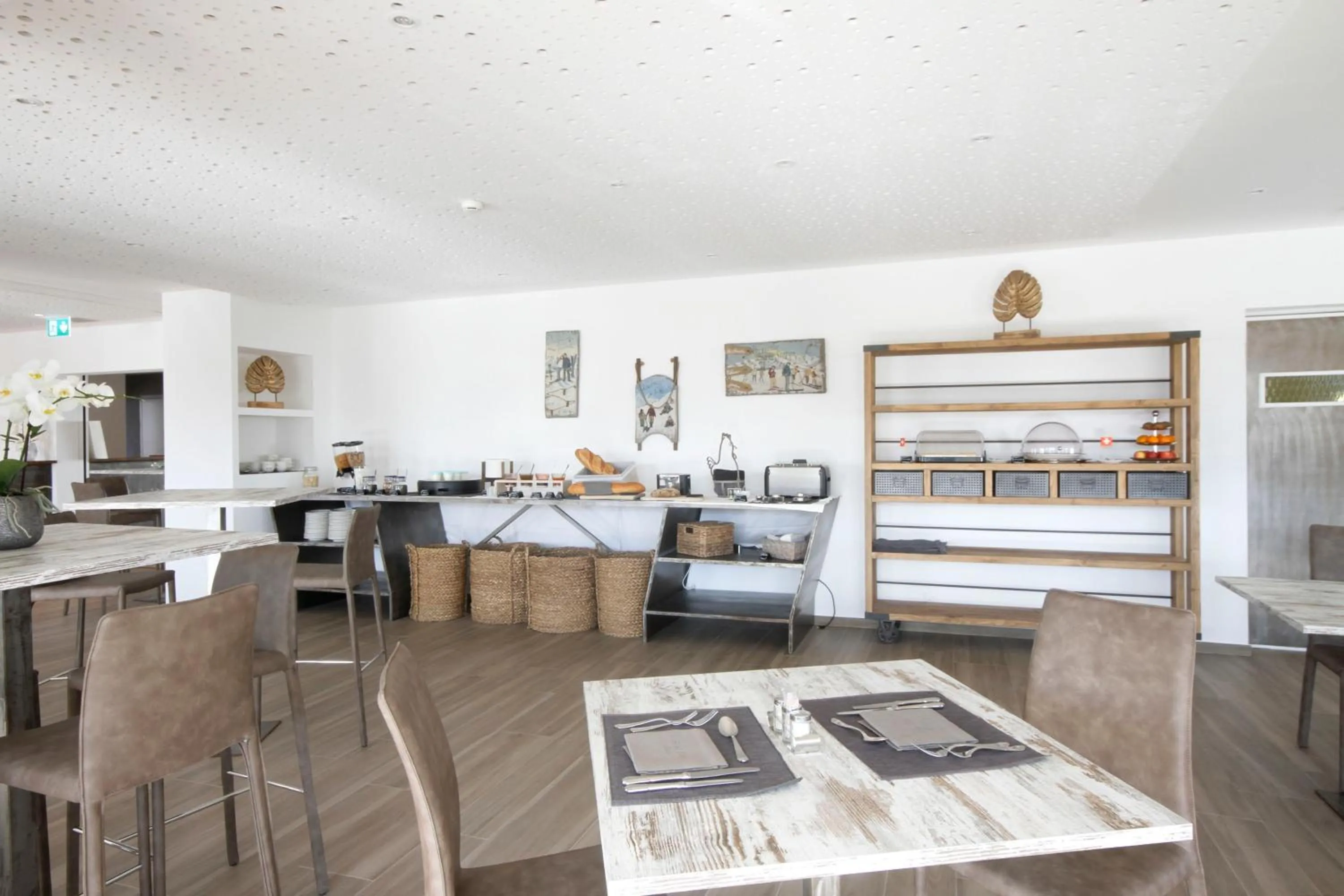 Restaurant/places to eat in Hotel Elite