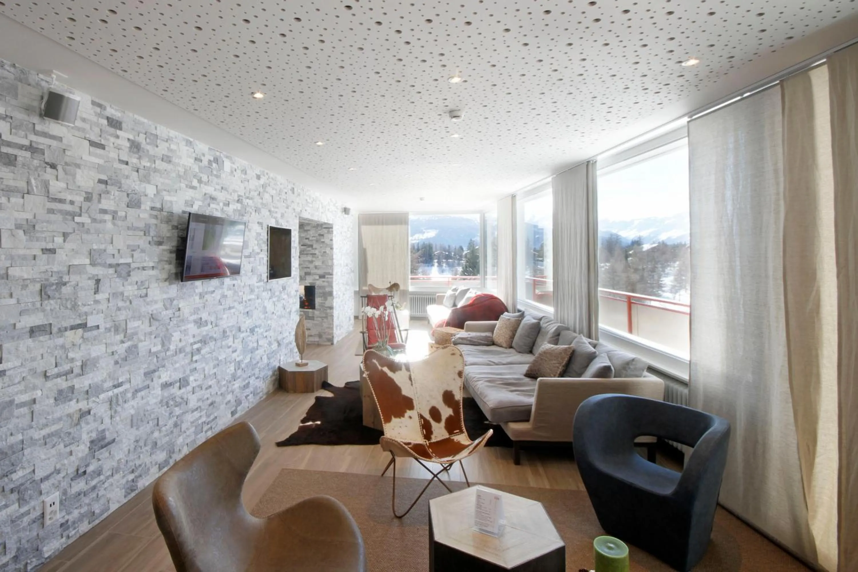 Communal lounge/ TV room in Hotel Elite