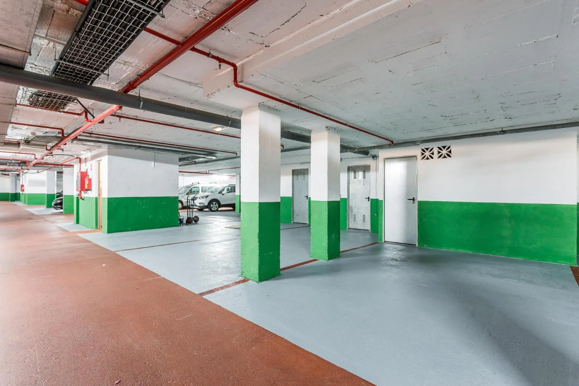 Parking in Elviria beach front apartment