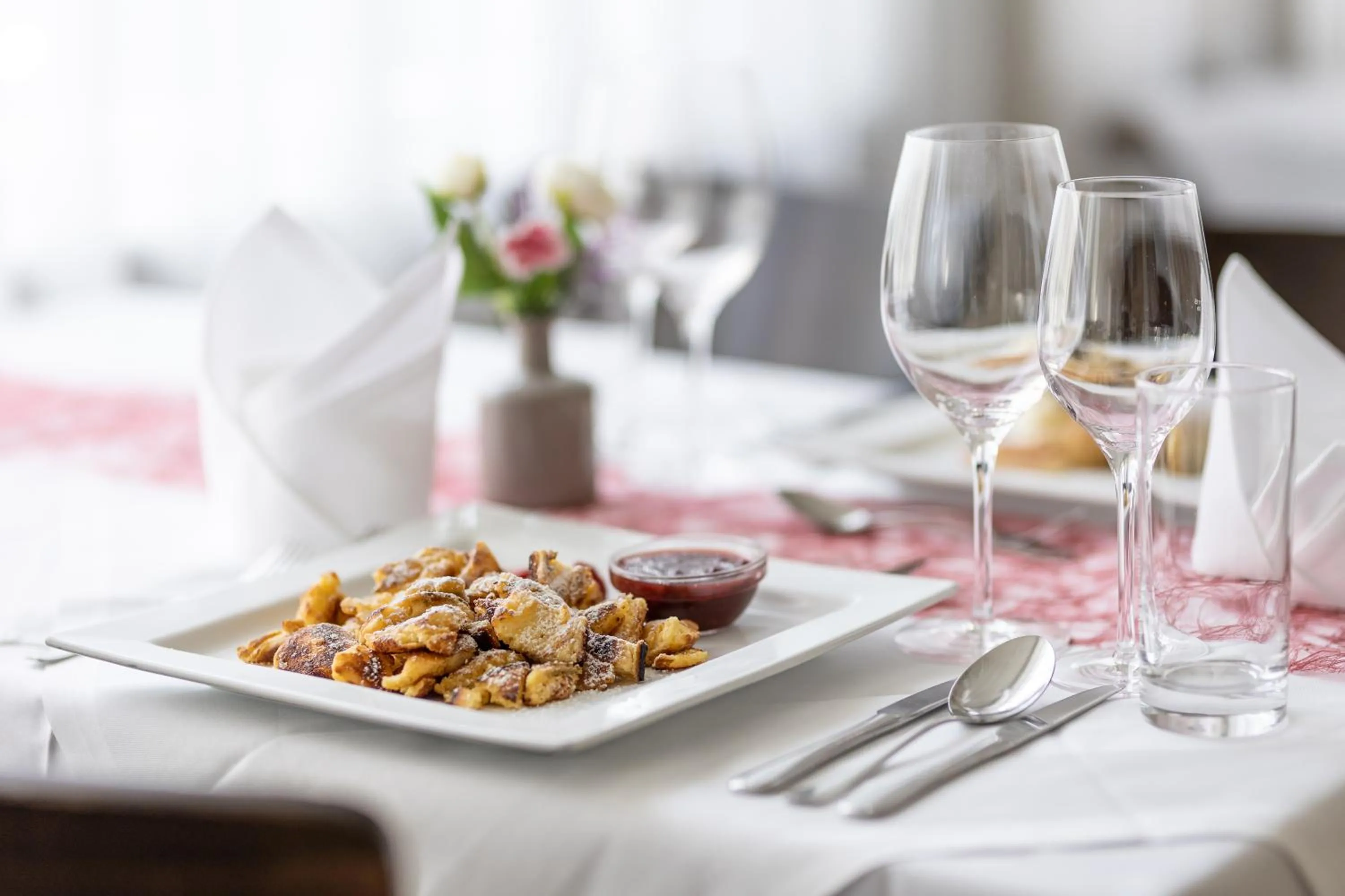 Restaurant/places to eat in Kaiser von Österreich, Historik- und Thermalhotel