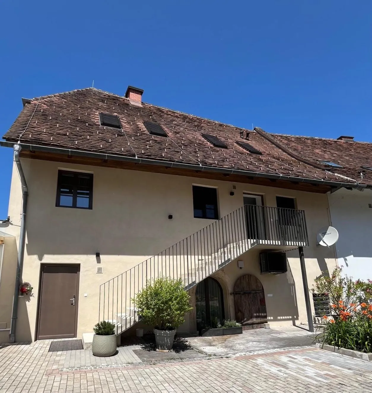 Property building in Kaiser von Österreich, Historik- und Thermalhotel