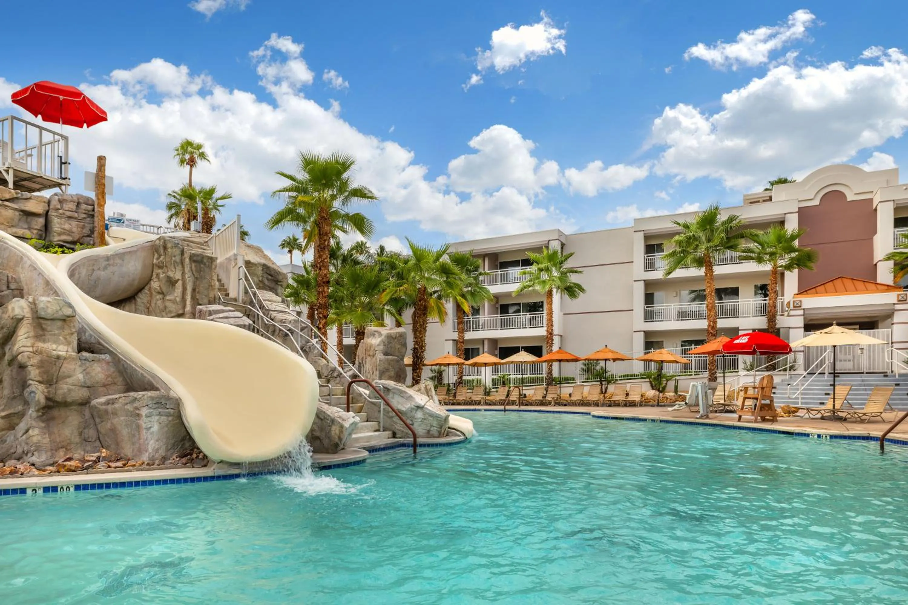 Swimming pool in Hilton Vacation Club Palm Canyon Palm Springs